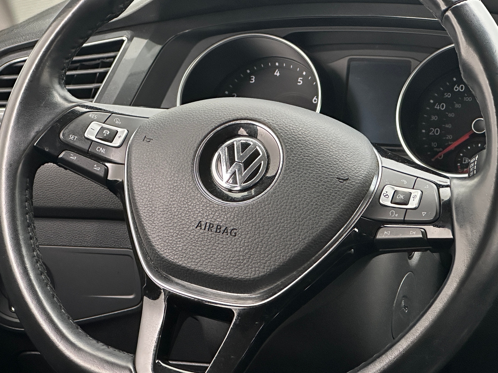 Thumbnail: 2018 Volkswagen Tiguan - 4