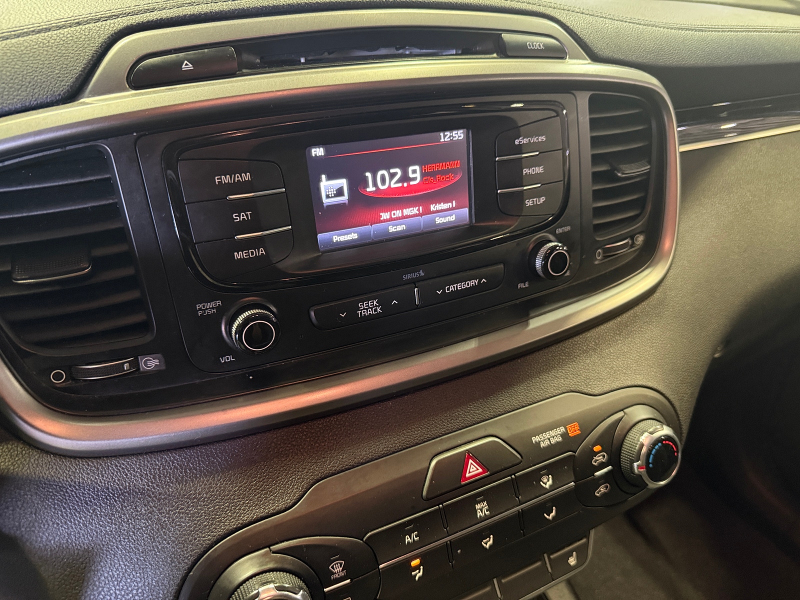Thumbnail: 2016 Kia Sorento - 4