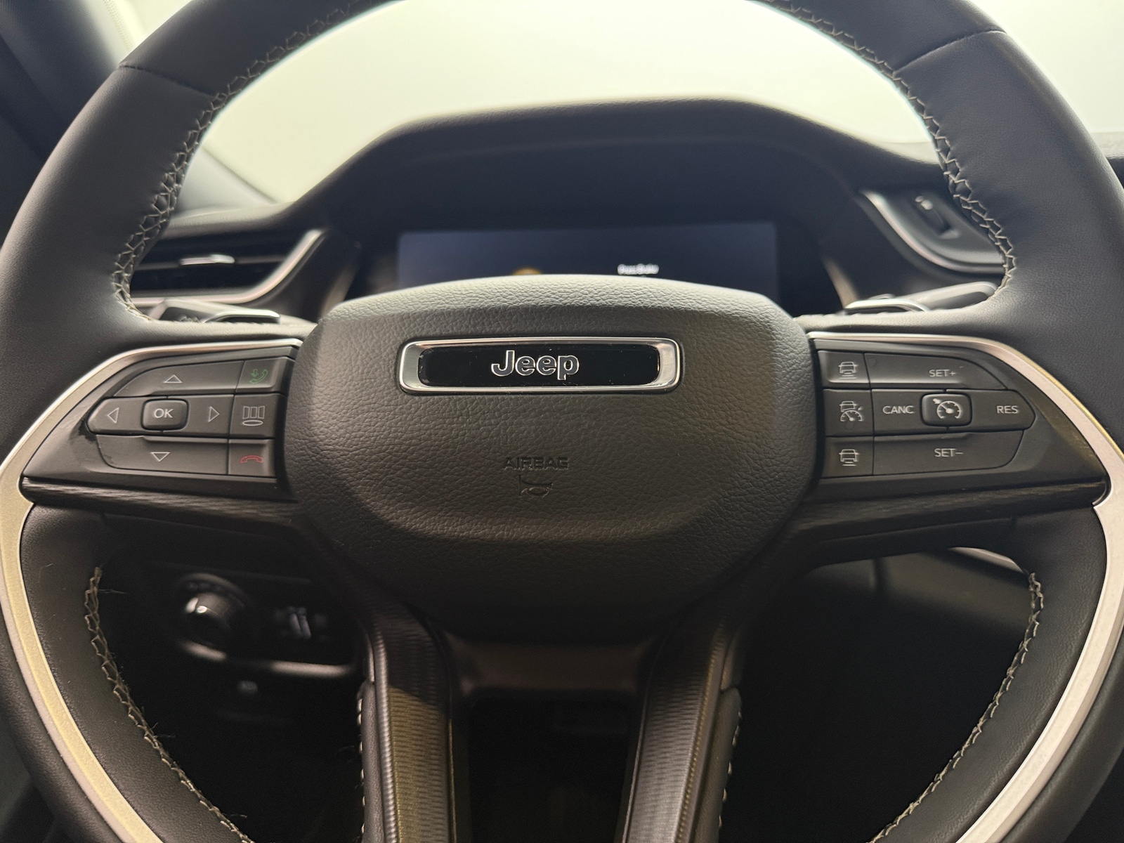 Thumbnail: 2024 Jeep Grand Cherokee L - 4