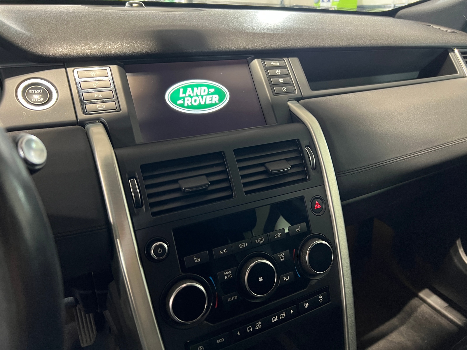 Thumbnail: 2018 Land Rover Discovery Sport - 3