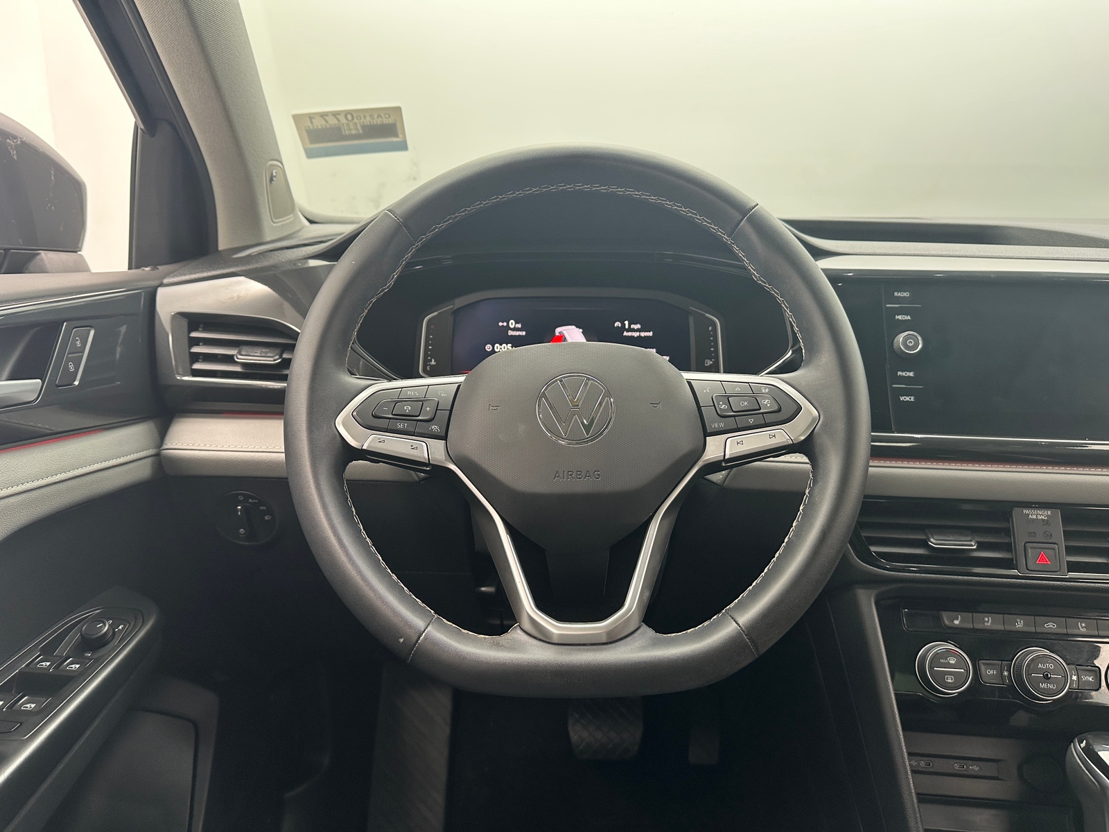 Thumbnail: 2022 Volkswagen Taos - 4