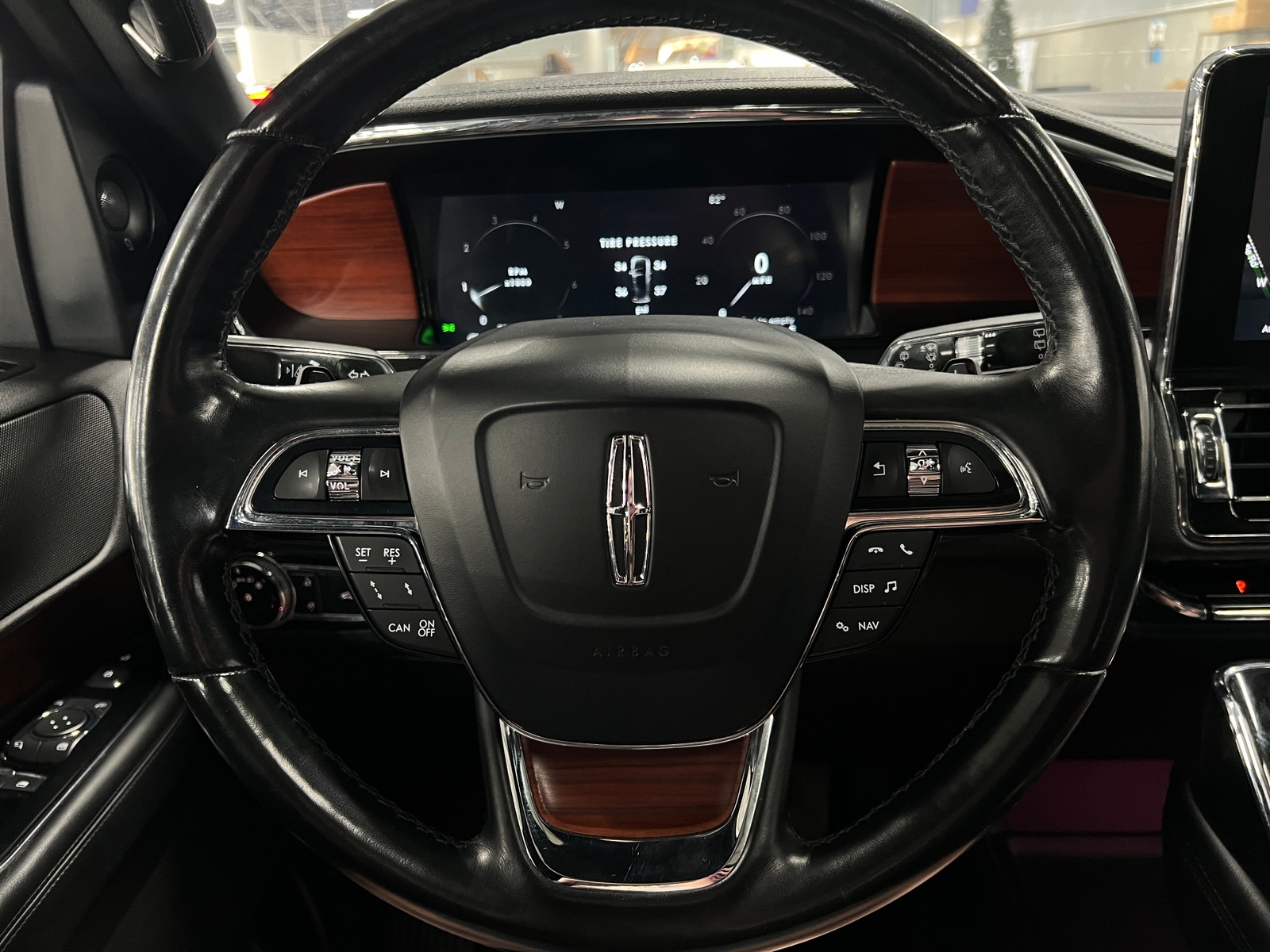 Thumbnail: 2021 Lincoln Navigator L - 4