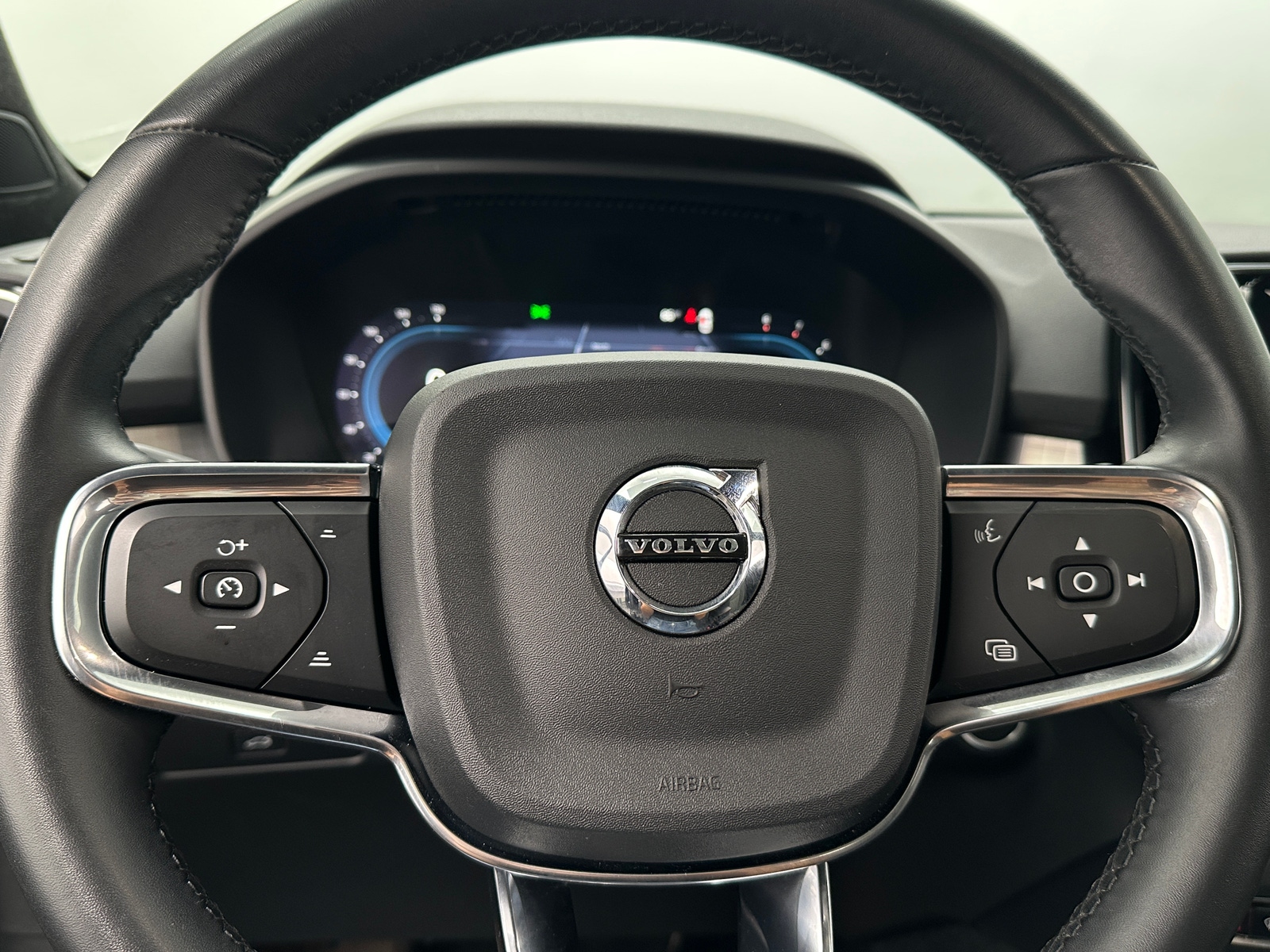Thumbnail: 2024 Volvo XC40 - 5