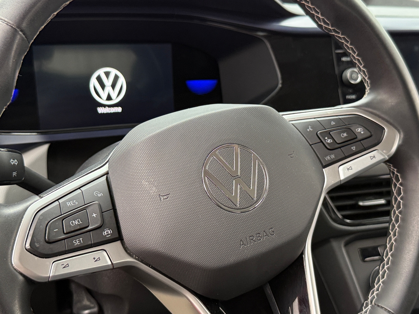 Thumbnail: 2022 Volkswagen Taos - 4