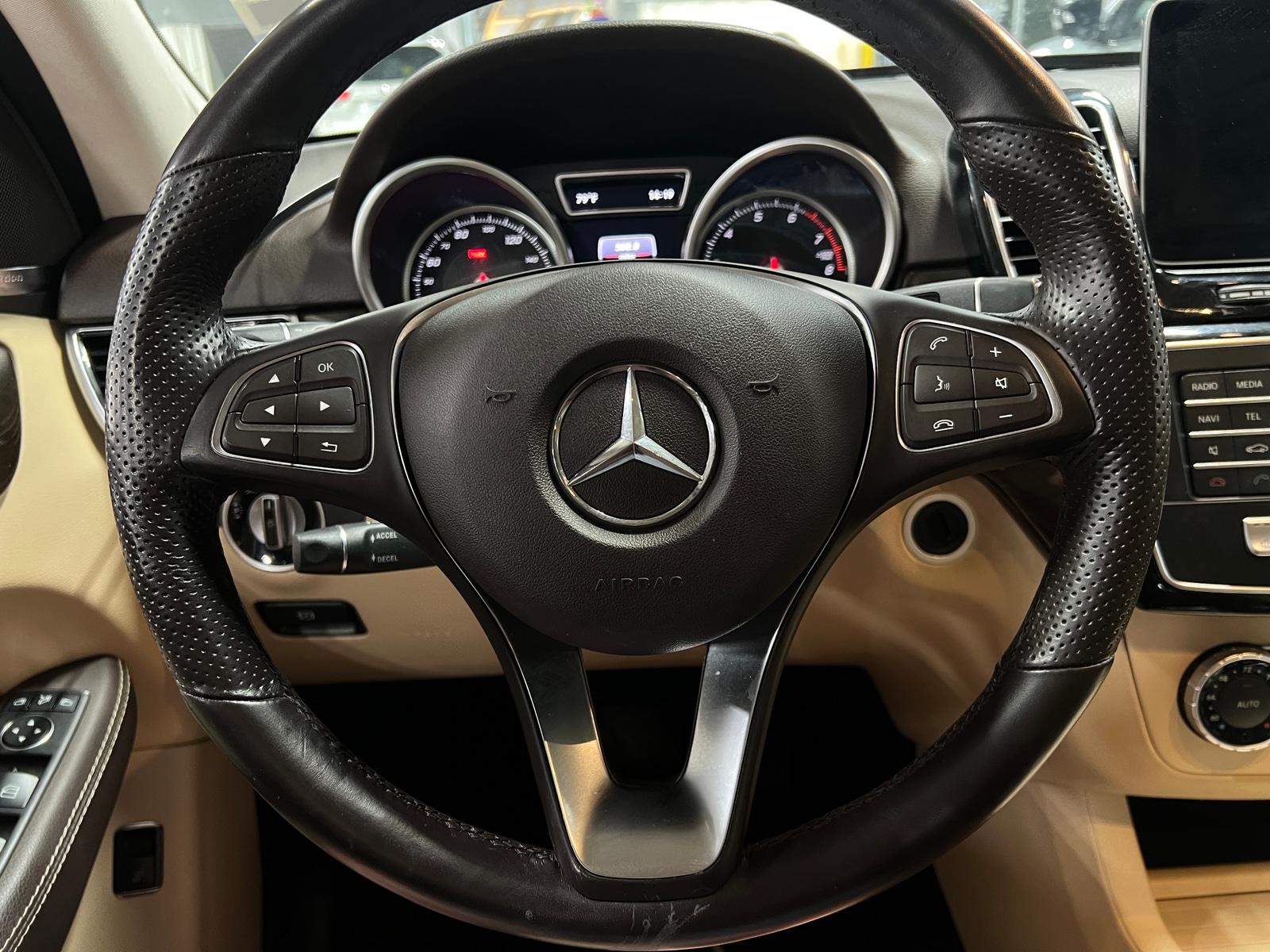 Thumbnail: 2017 Mercedes-Benz GLE - 4