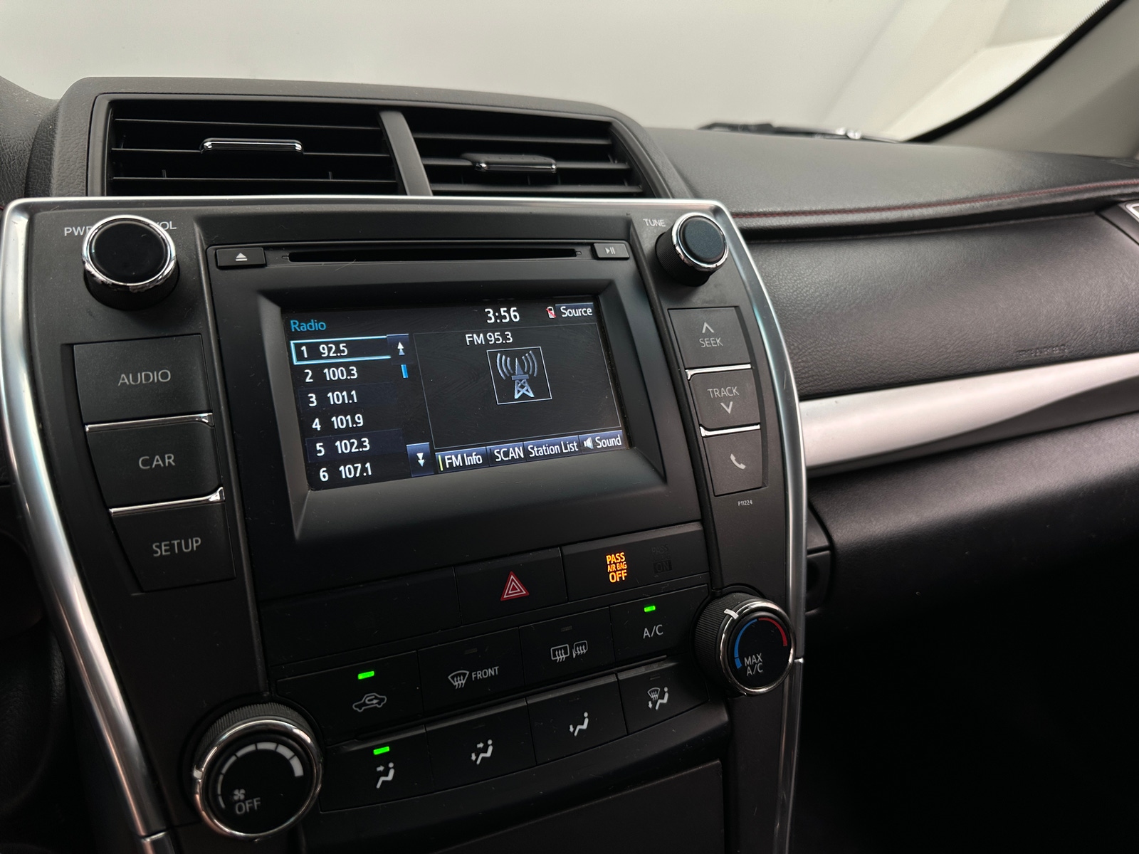 Thumbnail: 2016 Toyota Camry - 4