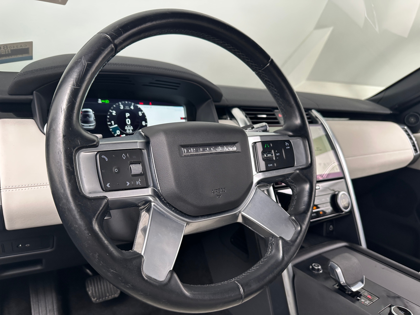 Thumbnail: 2022 Land Rover Discovery - 4