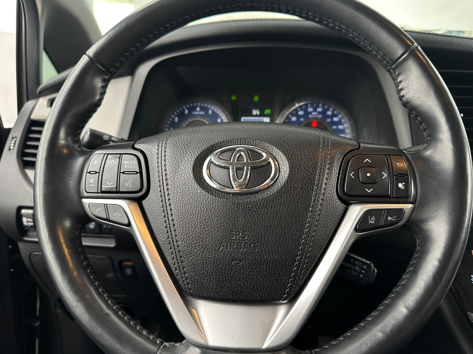 Thumbnail: 2019 Toyota Sienna - 4