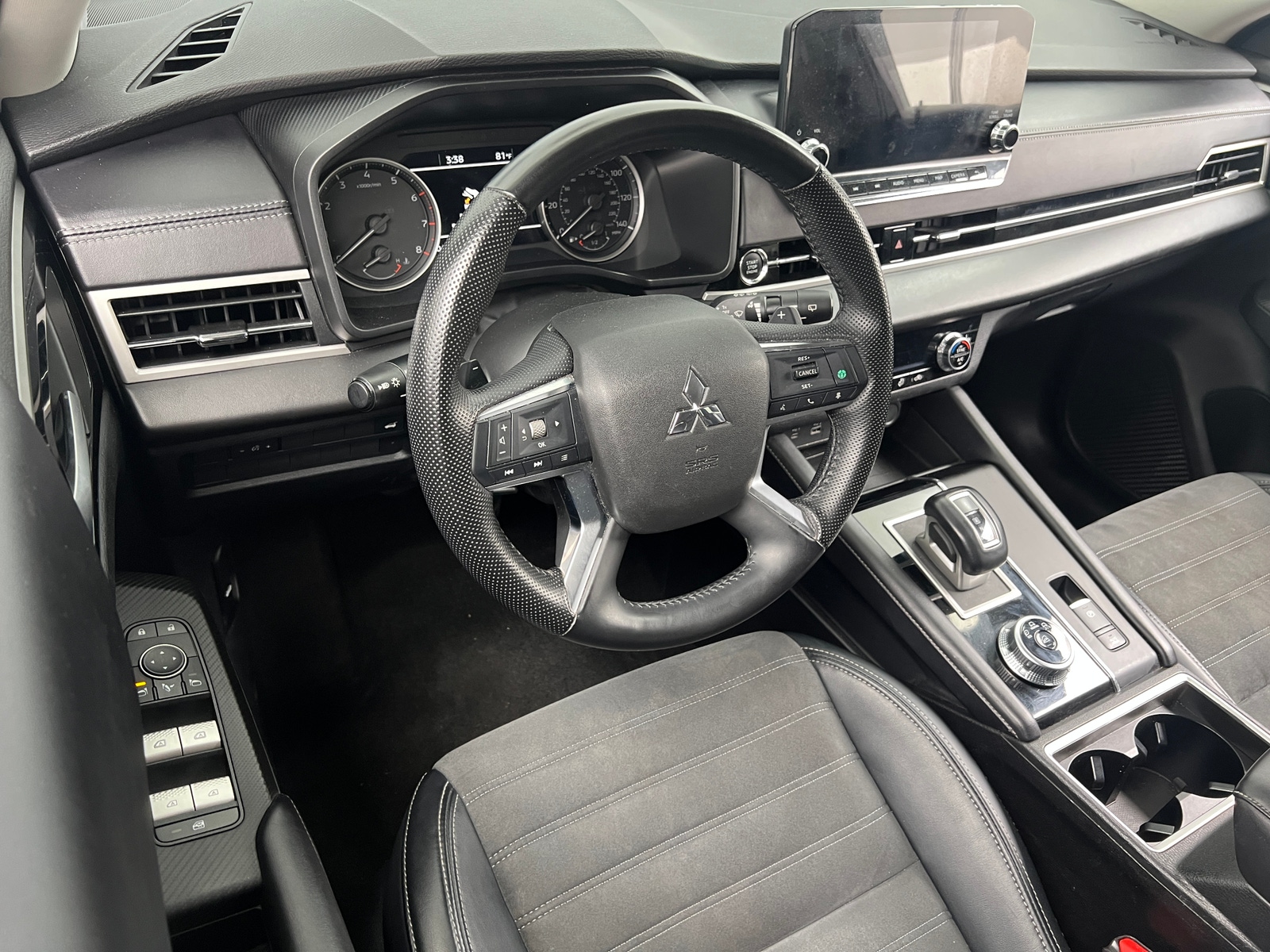 Thumbnail: 2024 Mitsubishi Outlander - 2