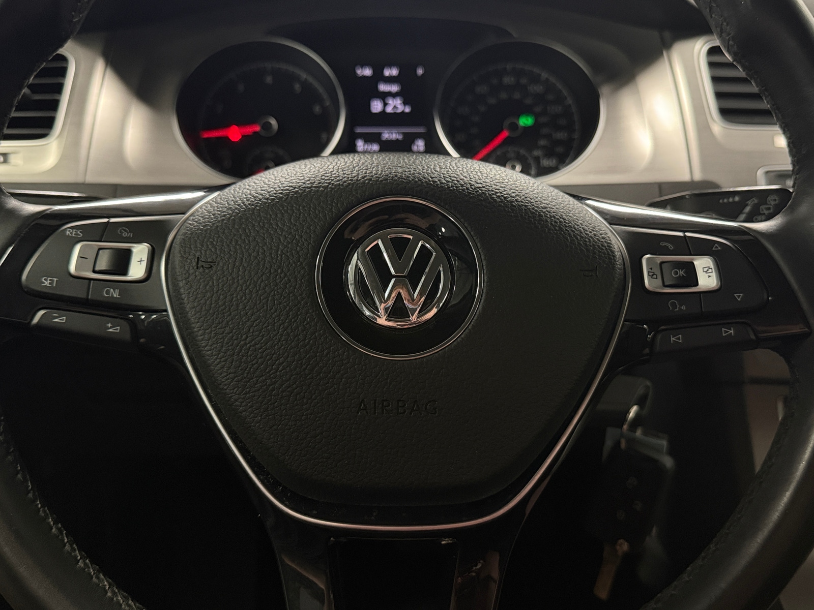 Thumbnail: 2017 Volkswagen e-Golf - 5