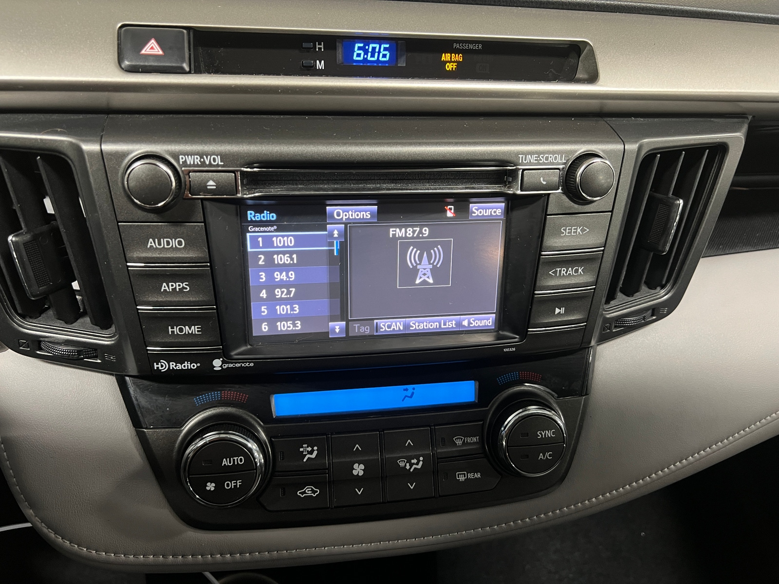 Thumbnail: 2015 Toyota RAV4 - 4