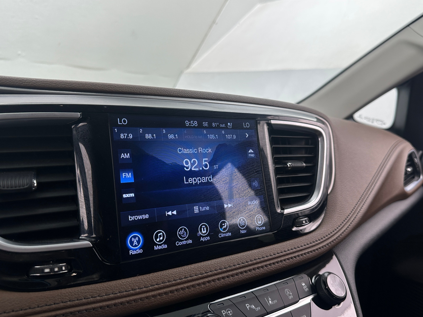 Thumbnail: 2017 Chrysler Pacifica - 3