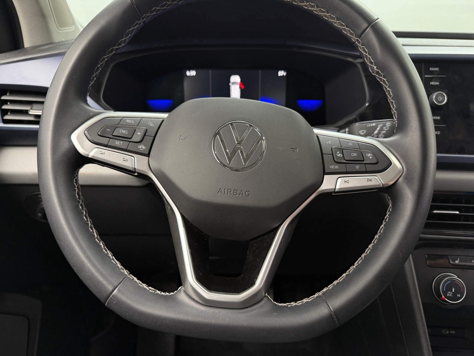 Thumbnail: 2022 Volkswagen Taos - 4
