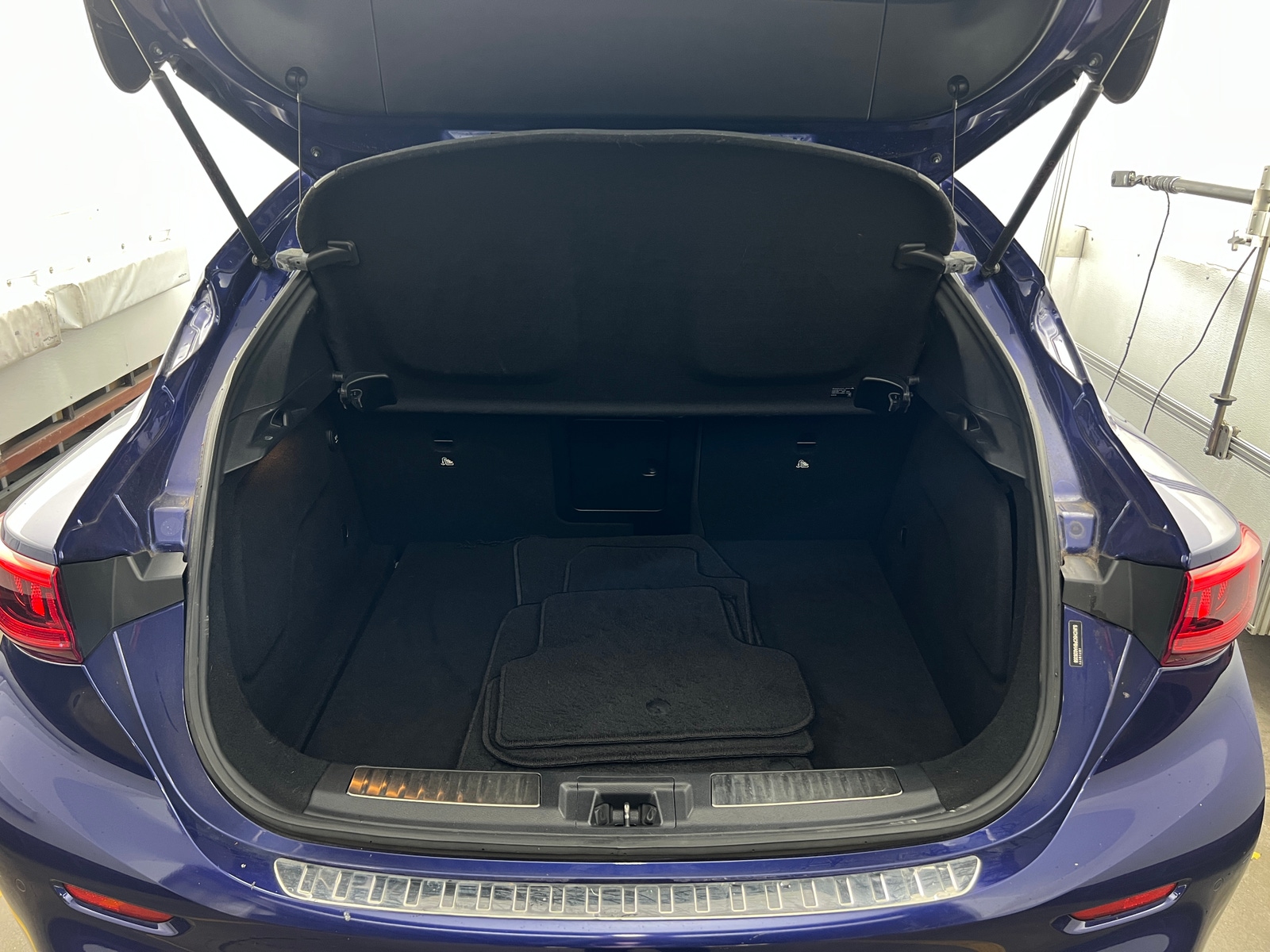 Thumbnail: 2017 INFINITI QX30 - 6