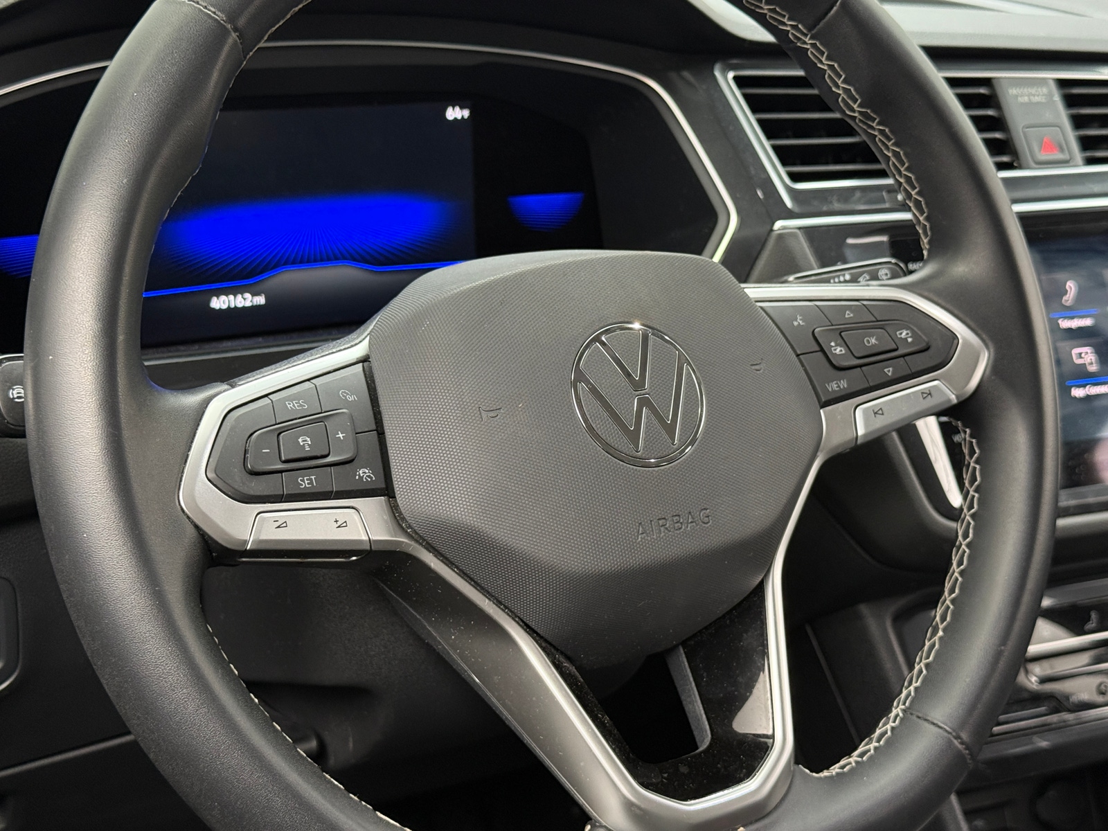 Thumbnail: 2022 Volkswagen Tiguan - 4