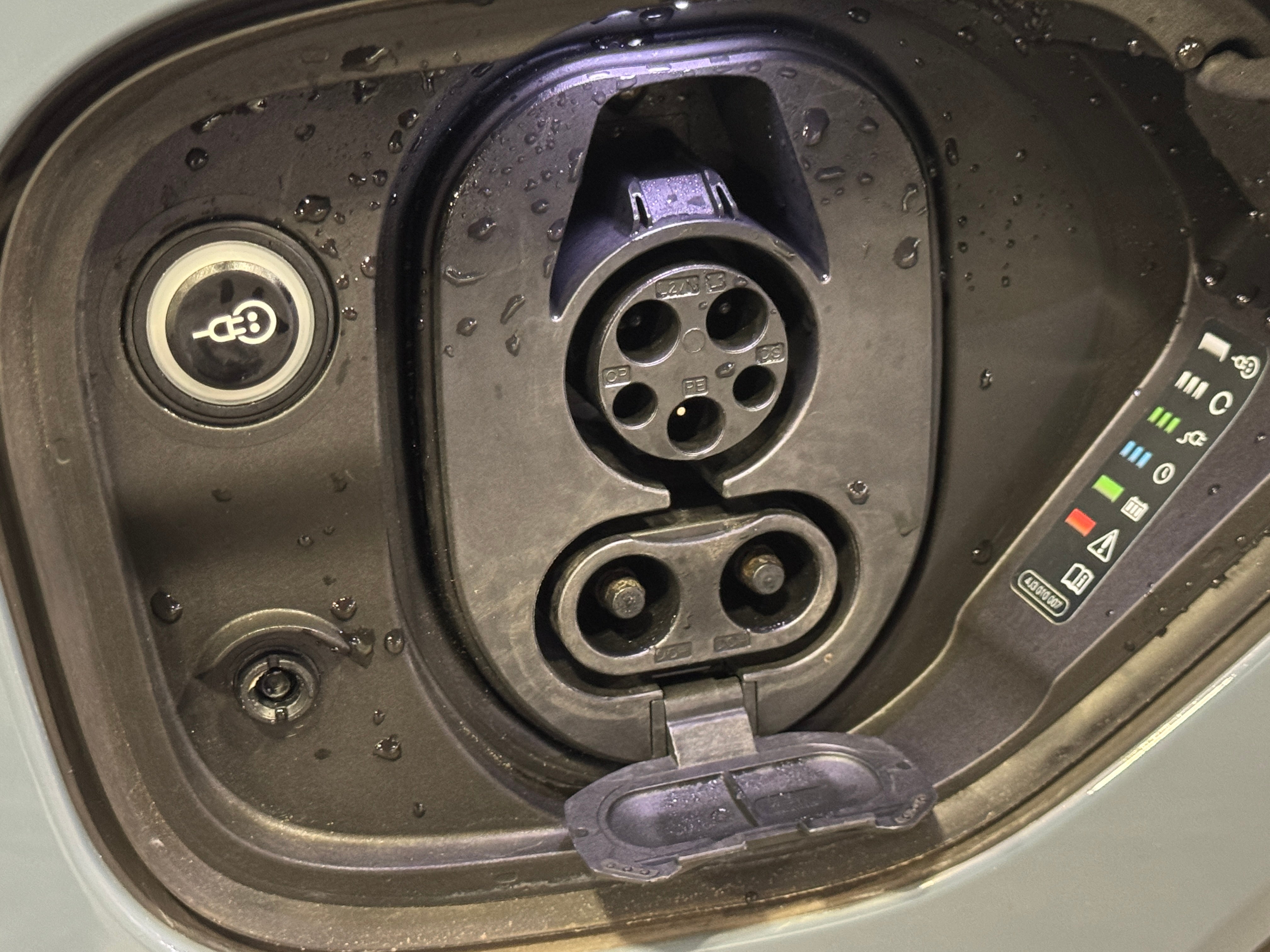 Used 2022 Audi e-tron GT Premium Plus with VIN WAUFJBFW2N7007560 for sale in Oak Creek, WI