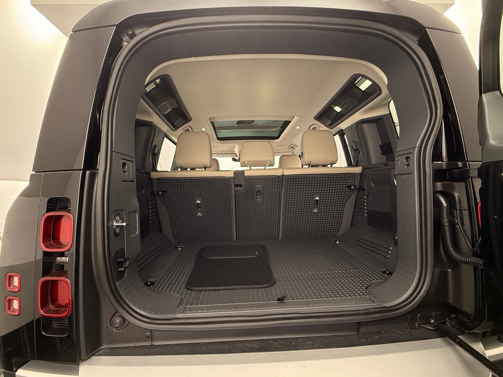 Thumbnail: 2023 Land Rover Defender - 6
