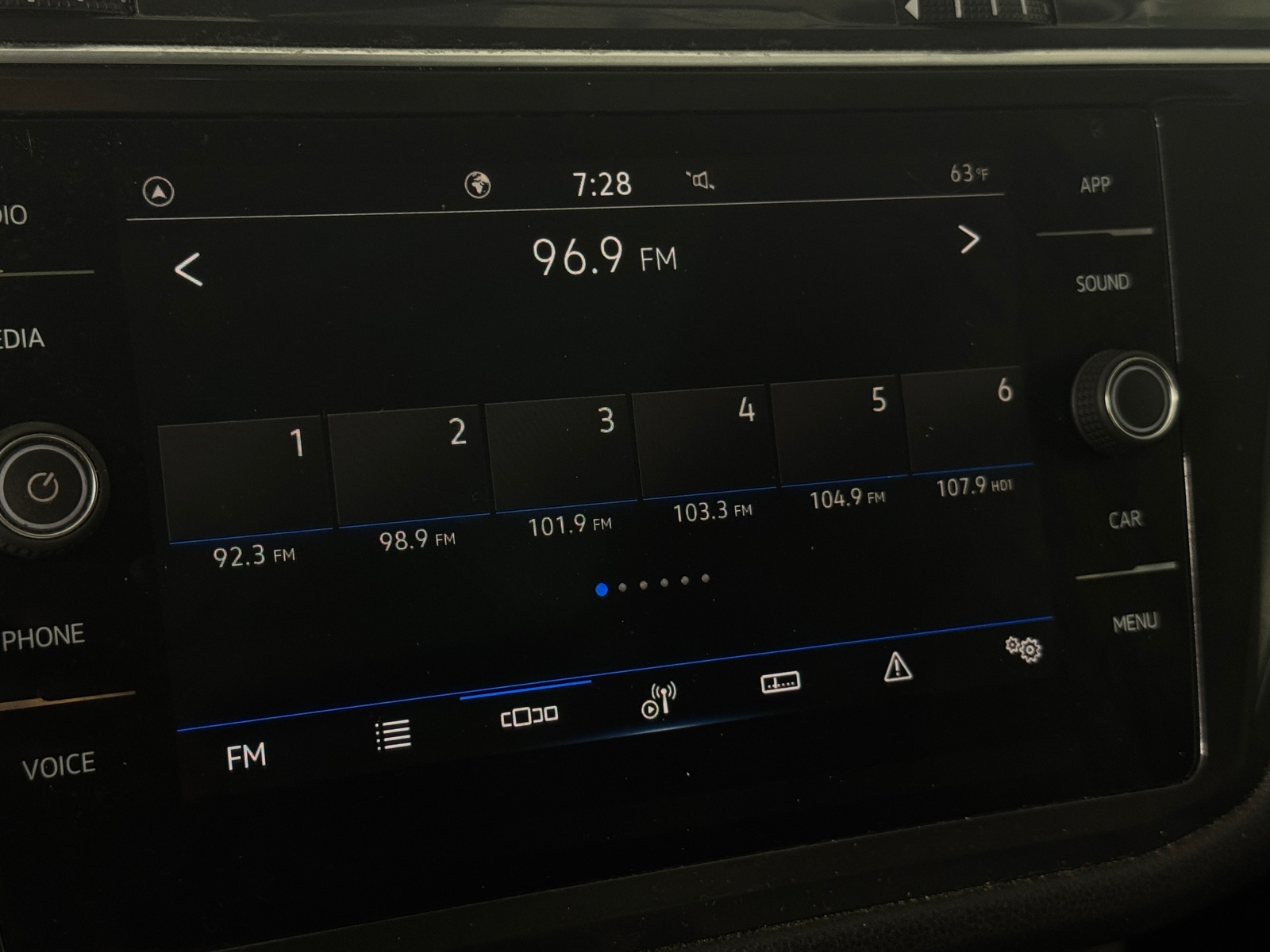 Thumbnail: 2022 Volkswagen Tiguan - 3
