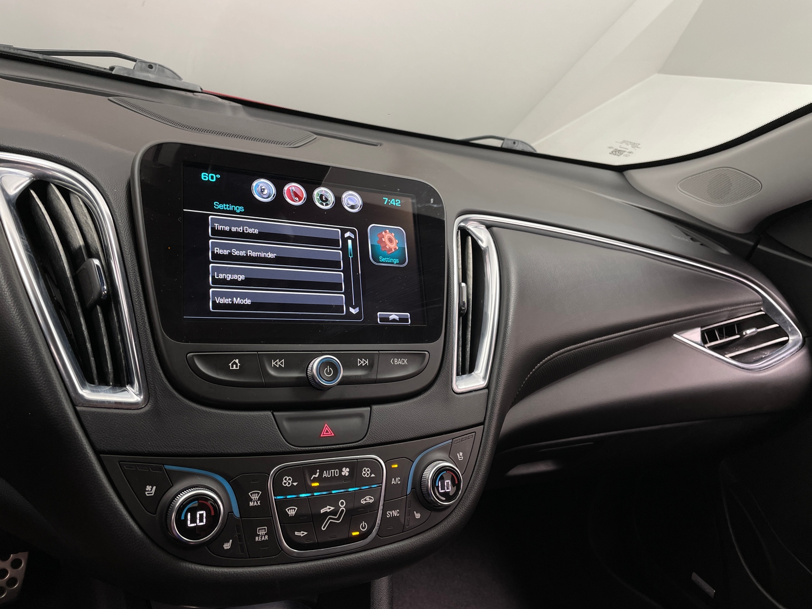 Thumbnail: 2017 Chevrolet Malibu - 3