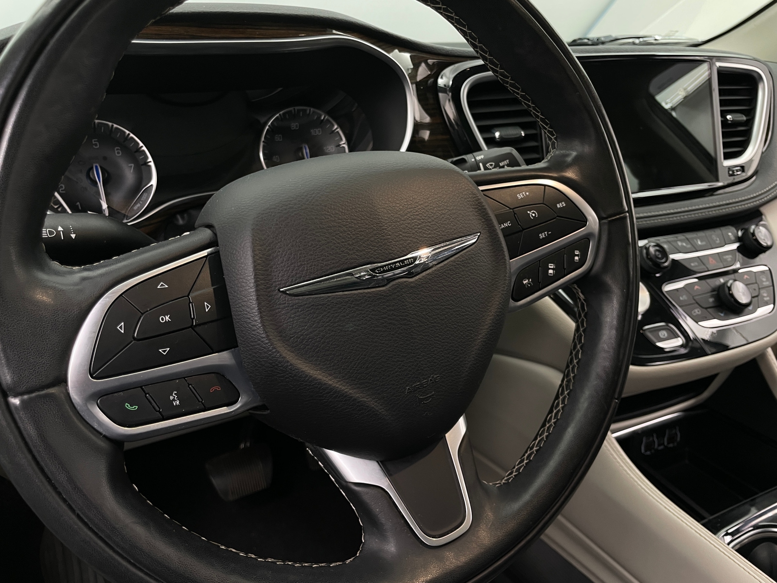 Thumbnail: 2022 Chrysler Pacifica - 4