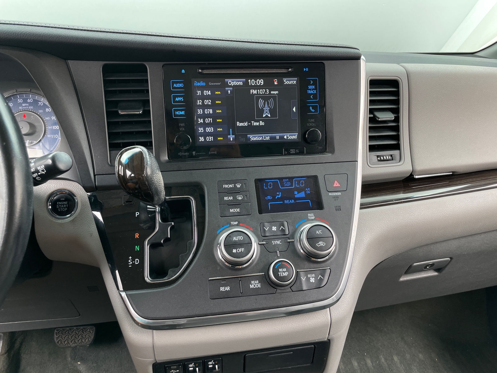 Thumbnail: 2016 Toyota Sienna - 3
