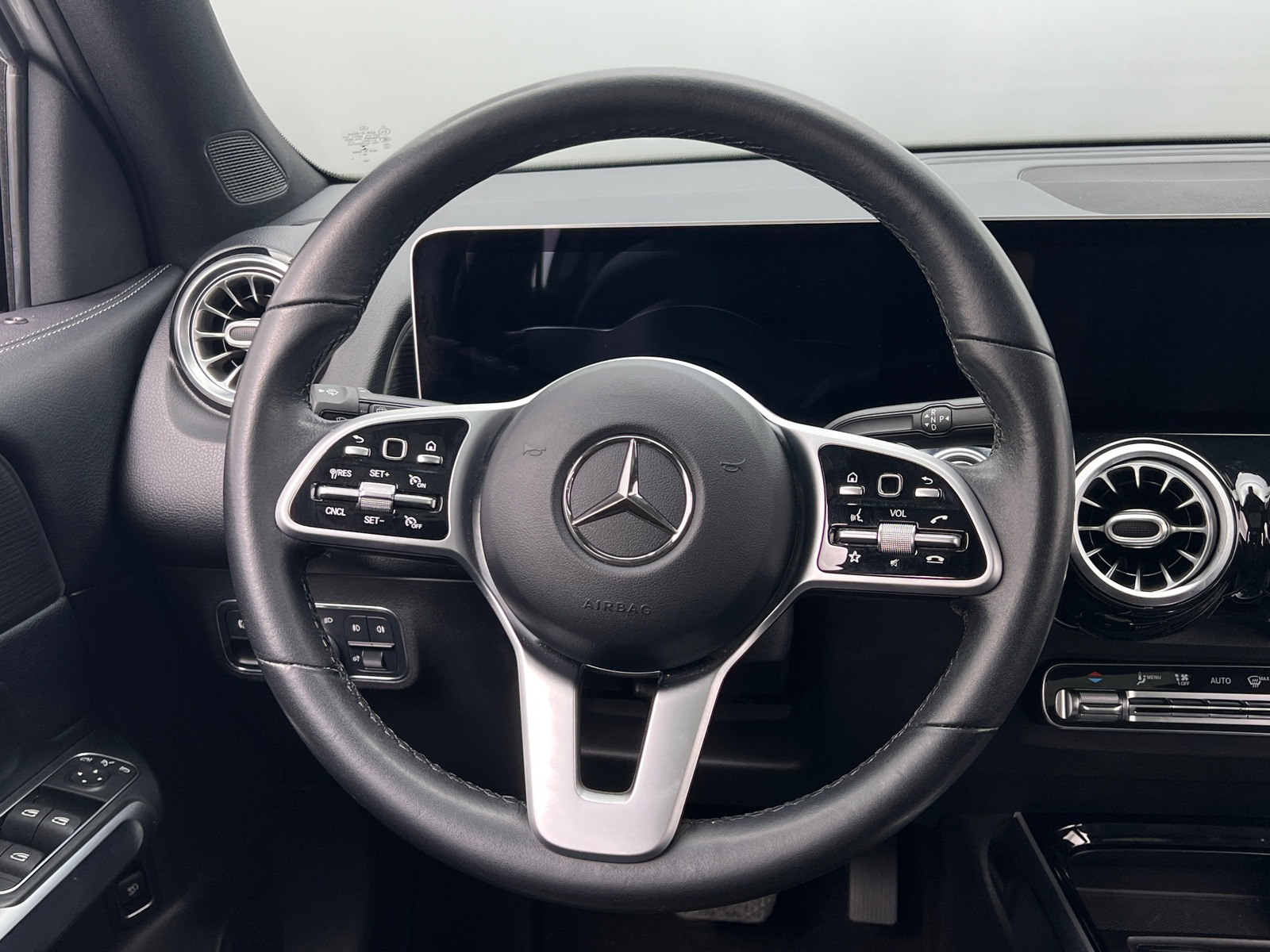 Thumbnail: 2020 Mercedes-Benz GLB - 4