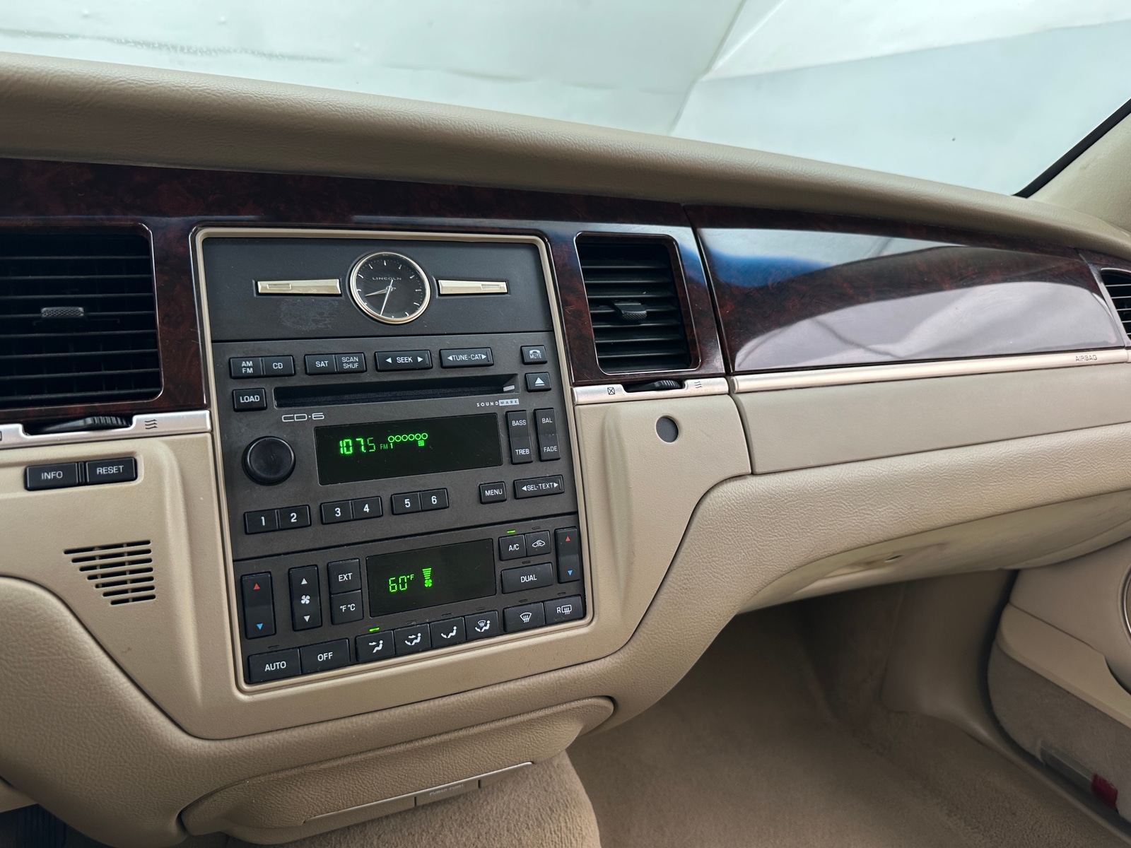 Thumbnail: 2011 Lincoln Town Car - 3