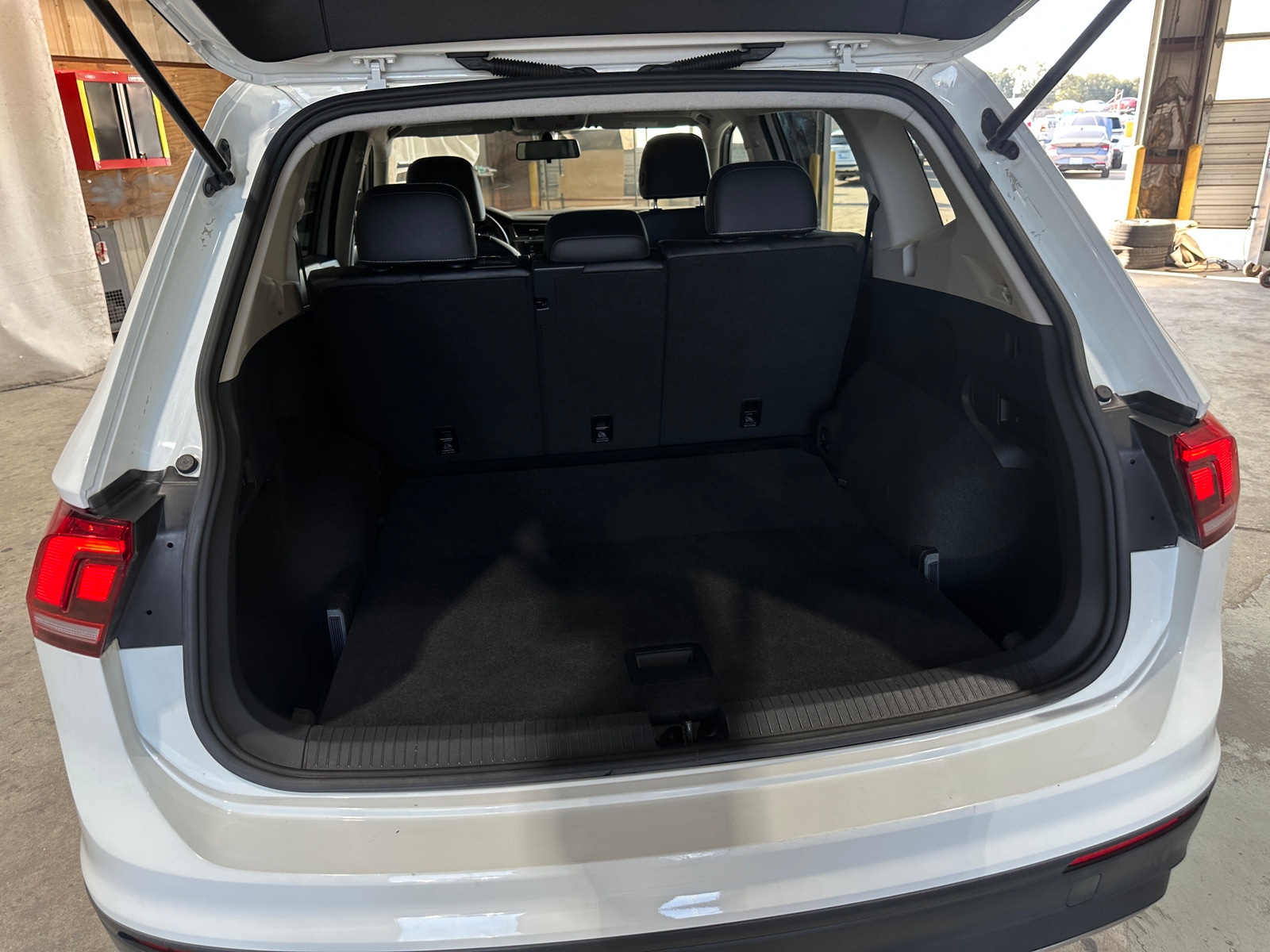 Thumbnail: 2021 Volkswagen Tiguan - 6