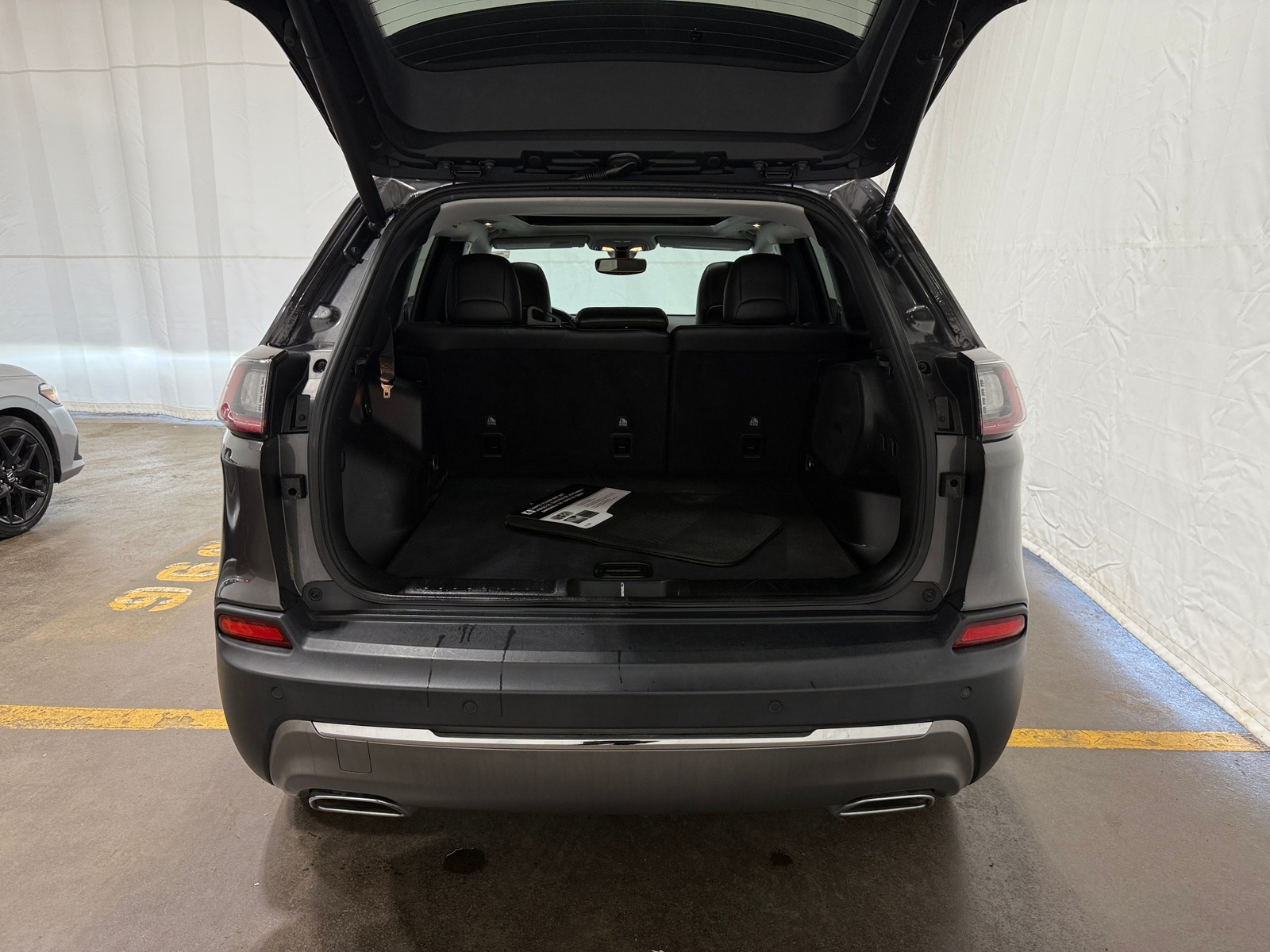 Thumbnail: 2019 Jeep Cherokee - 6
