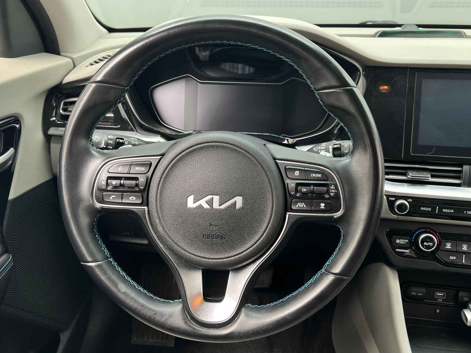 Thumbnail: 2022 Kia Niro - 4