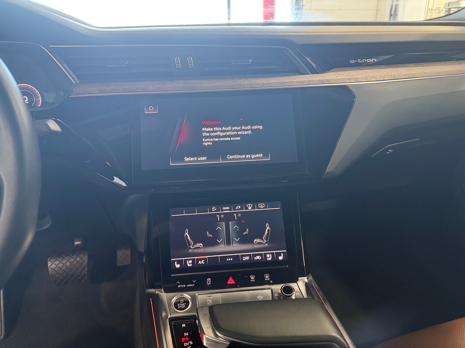 Thumbnail: 2022 Audi e-tron S - 3