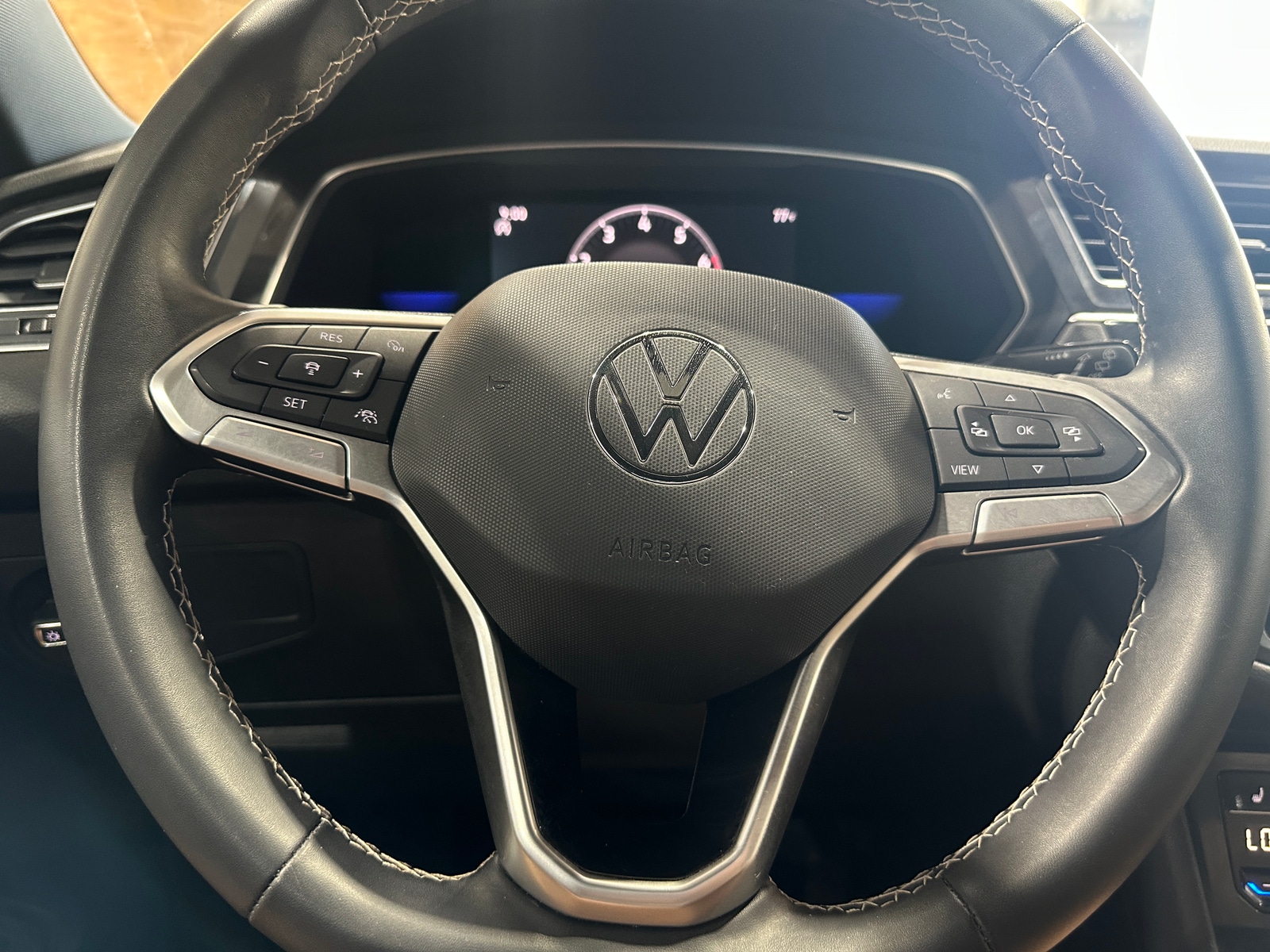 Thumbnail: 2022 Volkswagen Tiguan - 4