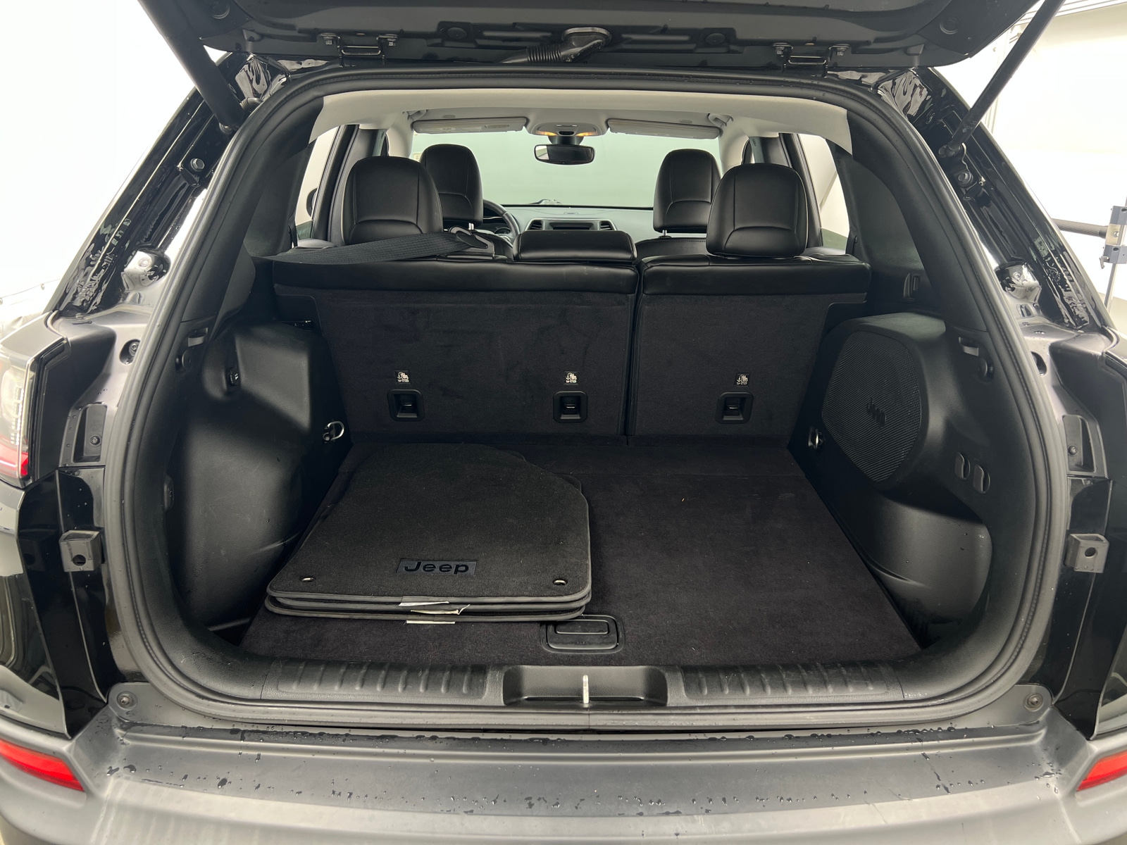 Thumbnail: 2019 Jeep Cherokee - 7