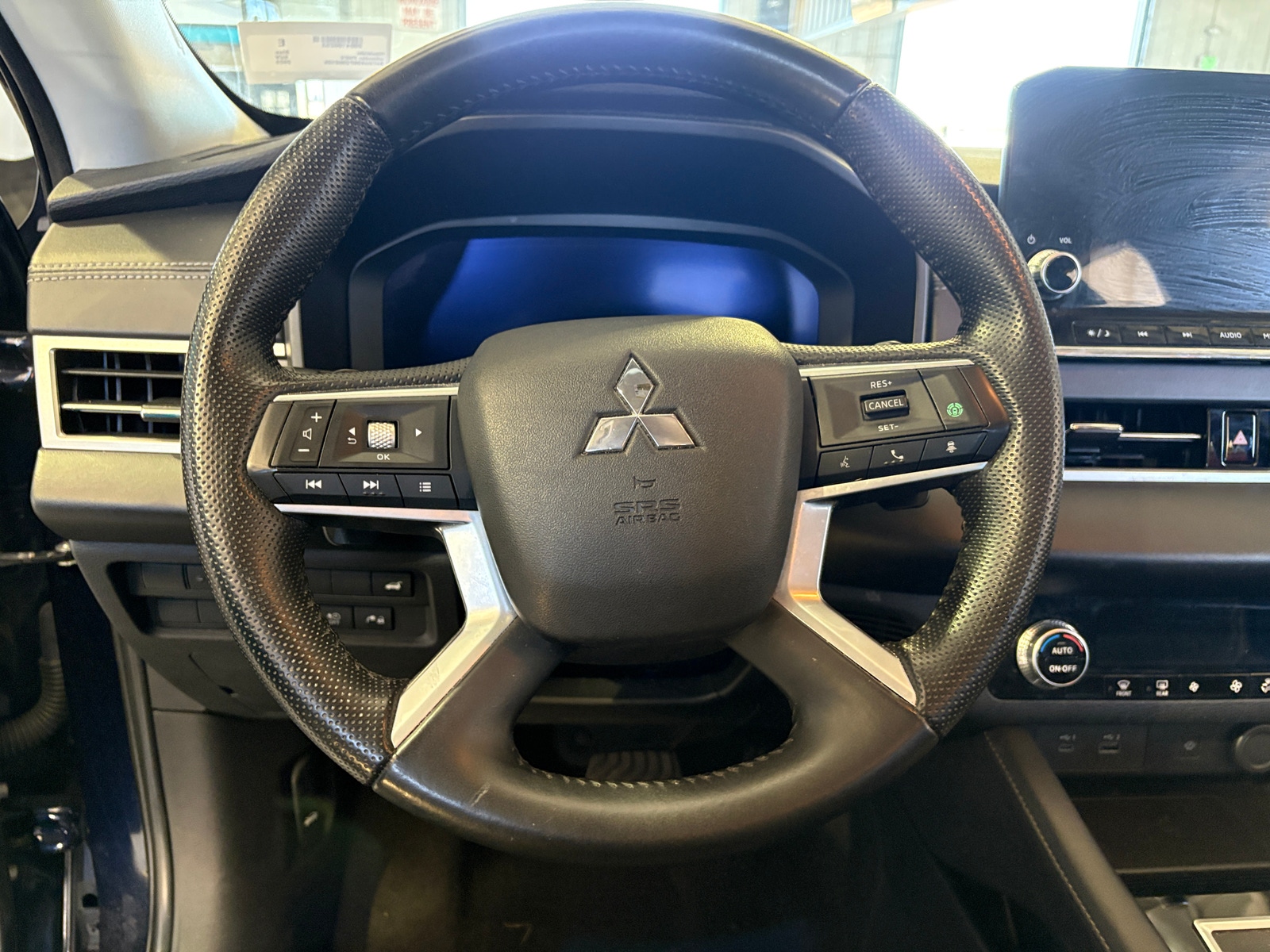 Thumbnail: 2023 Mitsubishi Outlander - 4
