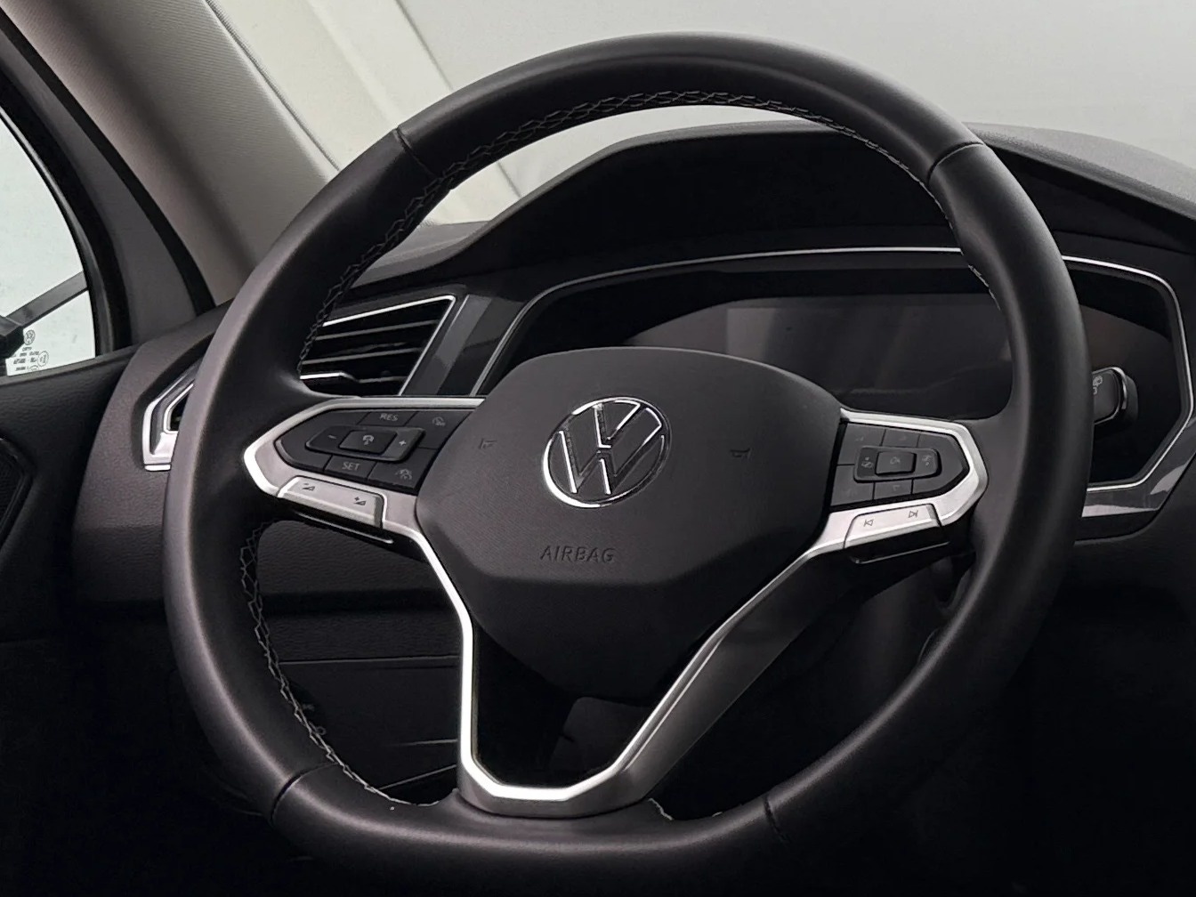 Thumbnail: 2024 Volkswagen Tiguan - 4