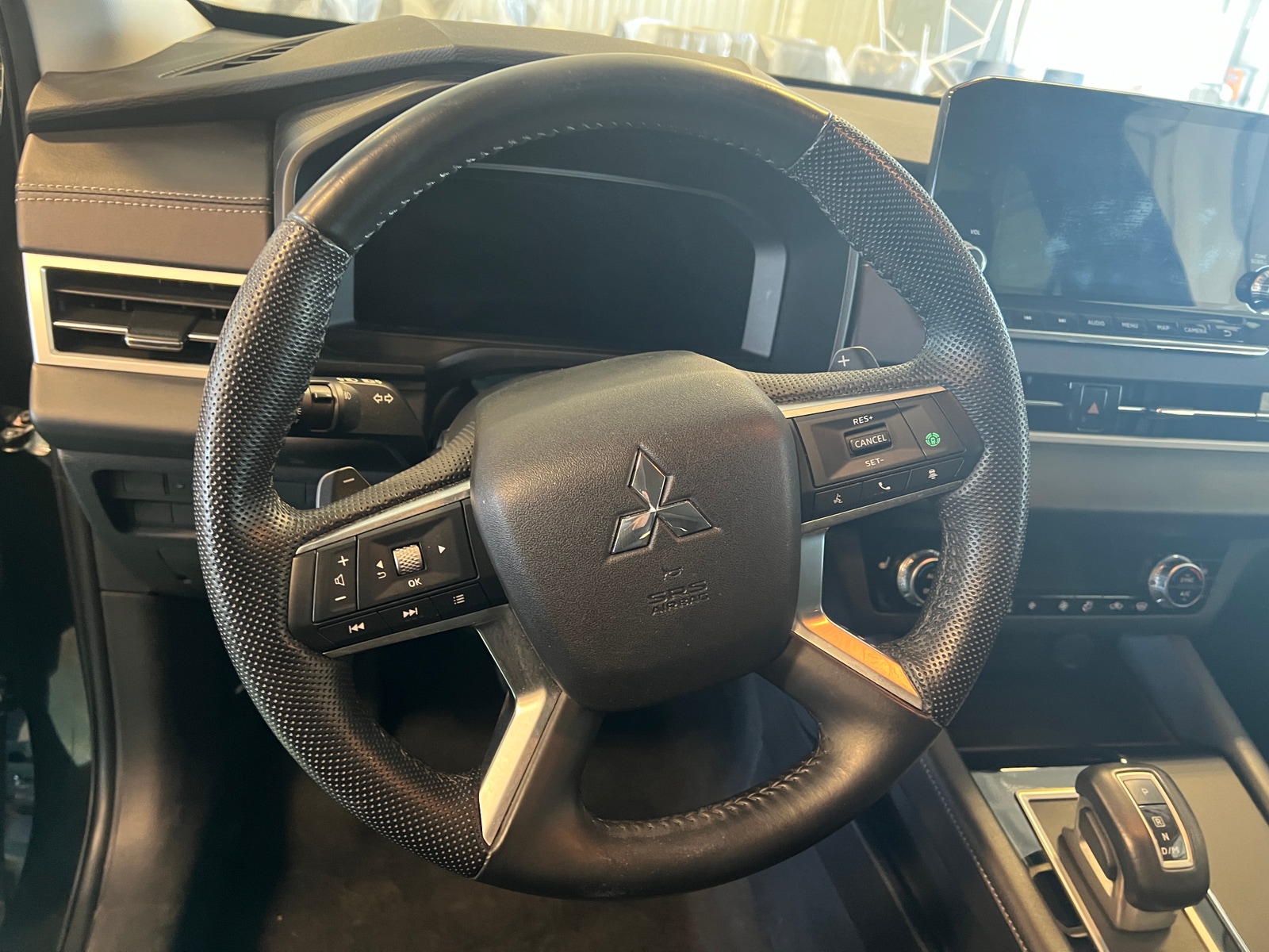 Thumbnail: 2023 Mitsubishi Outlander - 4