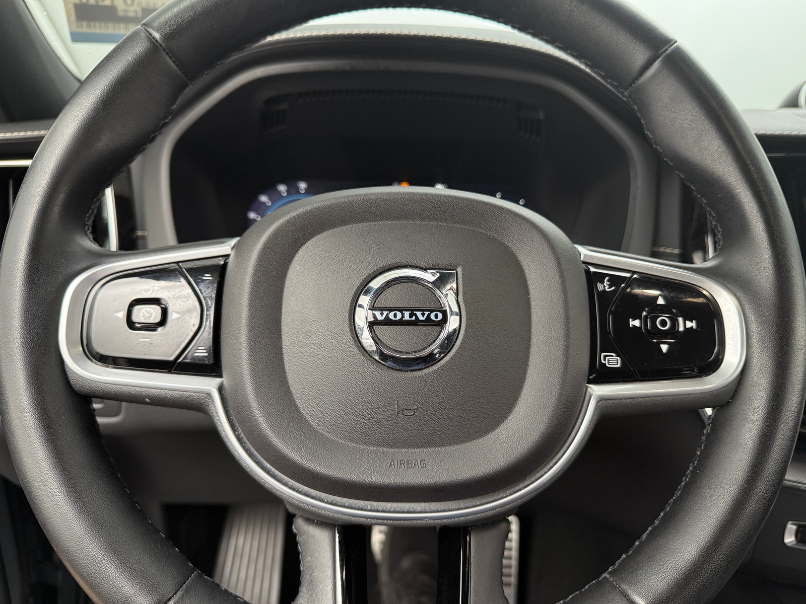 Thumbnail: 2022 Volvo XC60 - 4