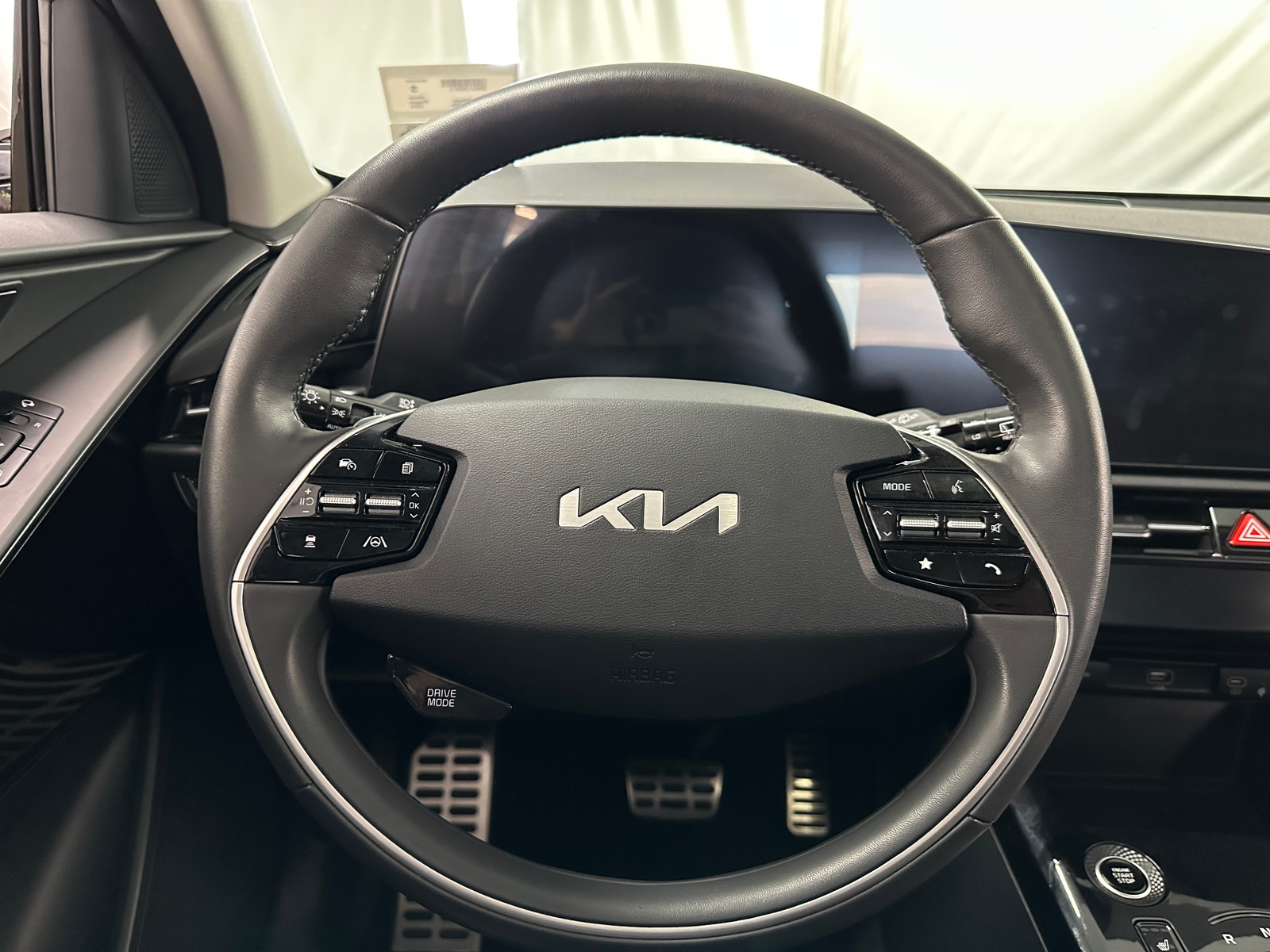 Thumbnail: 2023 Kia Niro - 4