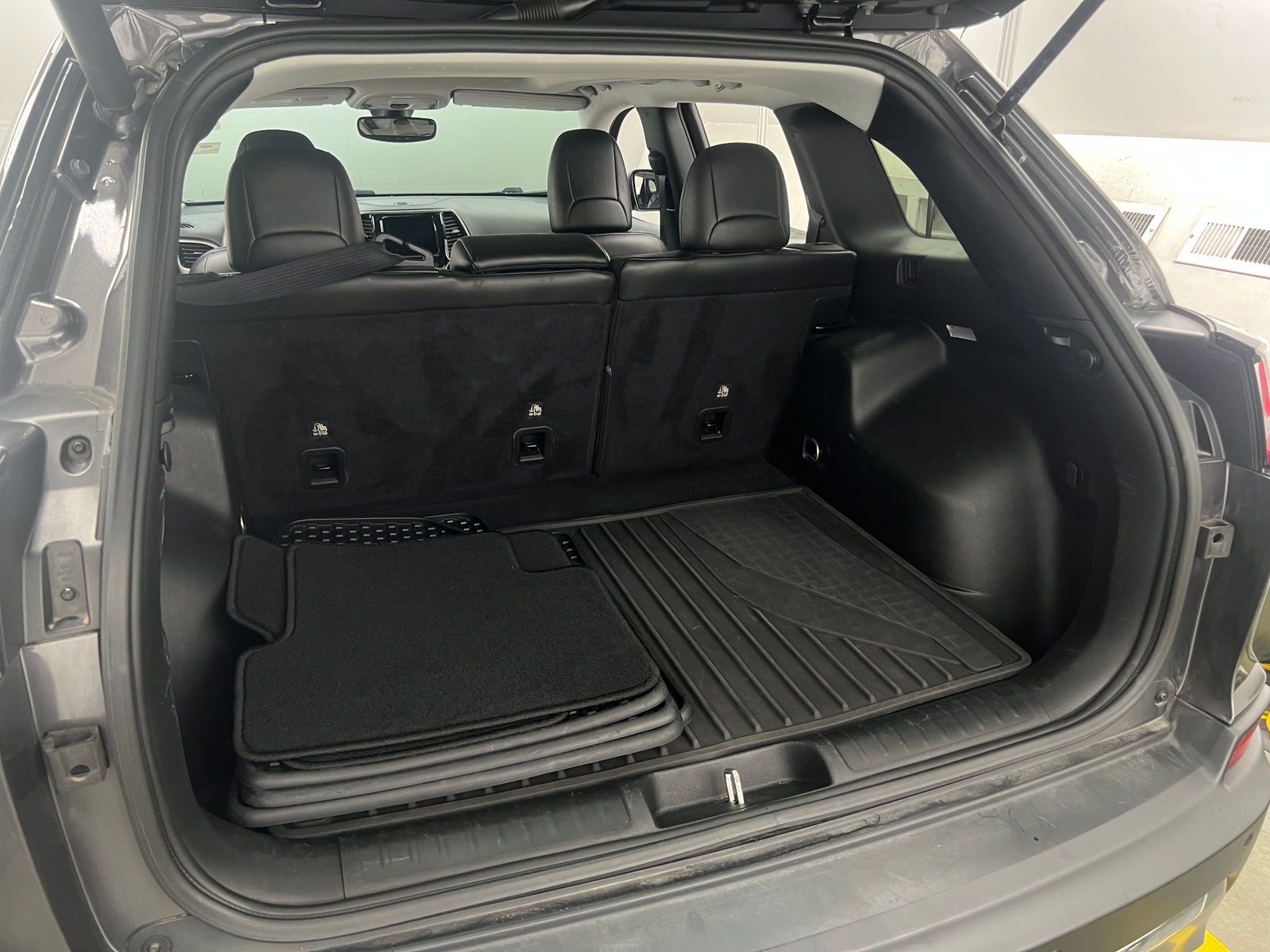 Thumbnail: 2019 Jeep Cherokee - 6
