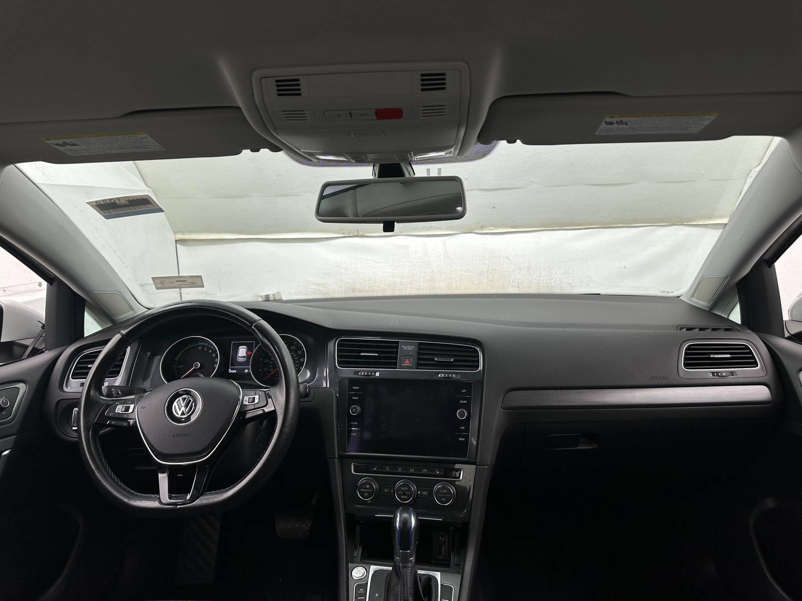Thumbnail: 2017 Volkswagen e-Golf - 3