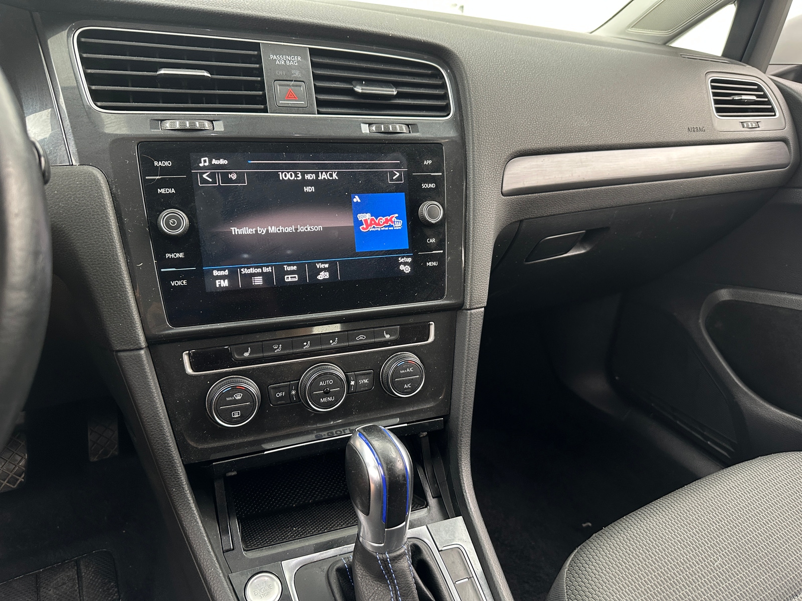 Thumbnail: 2017 Volkswagen e-Golf - 4