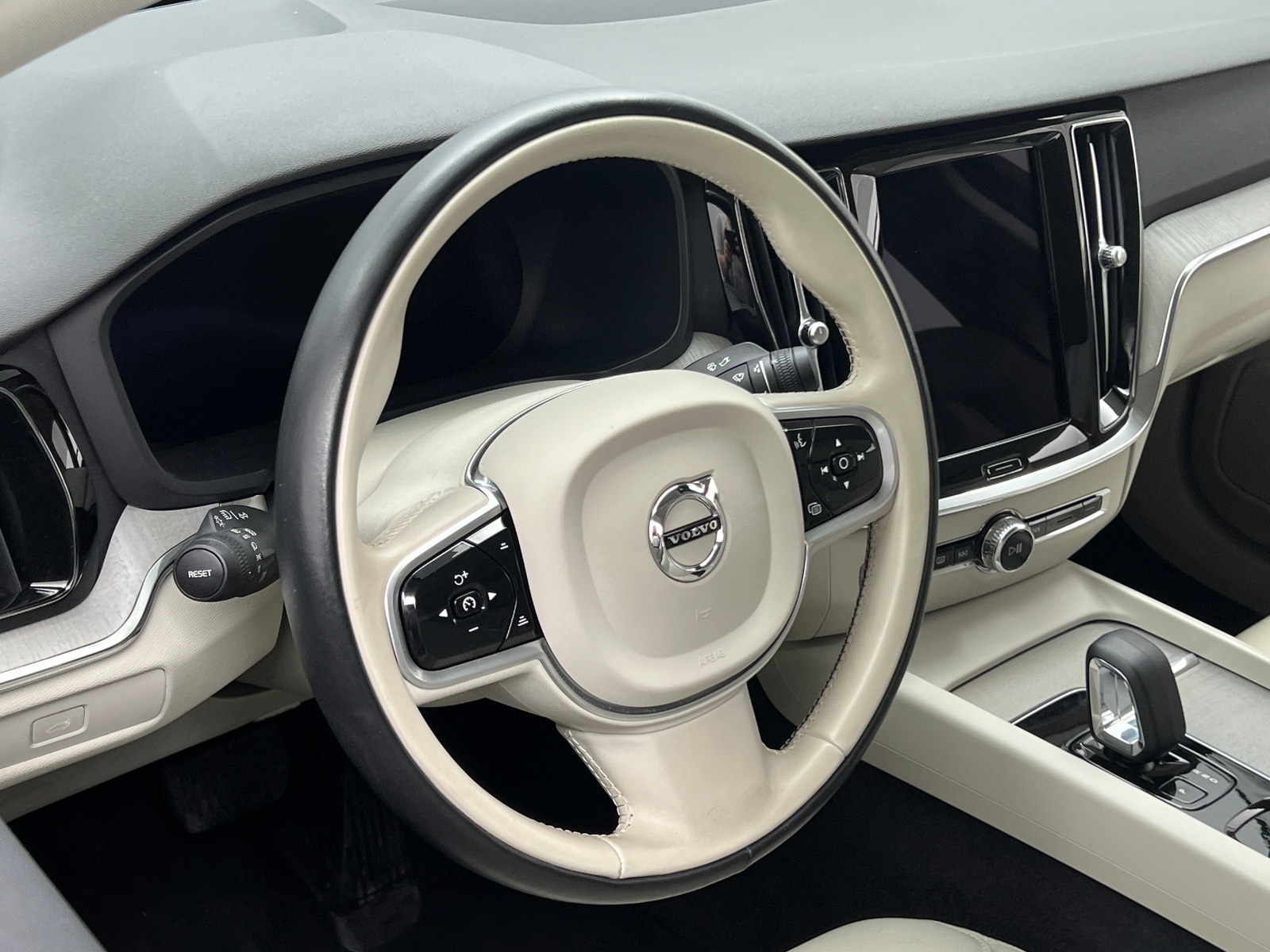 Thumbnail: 2023 Volvo S60 - 4