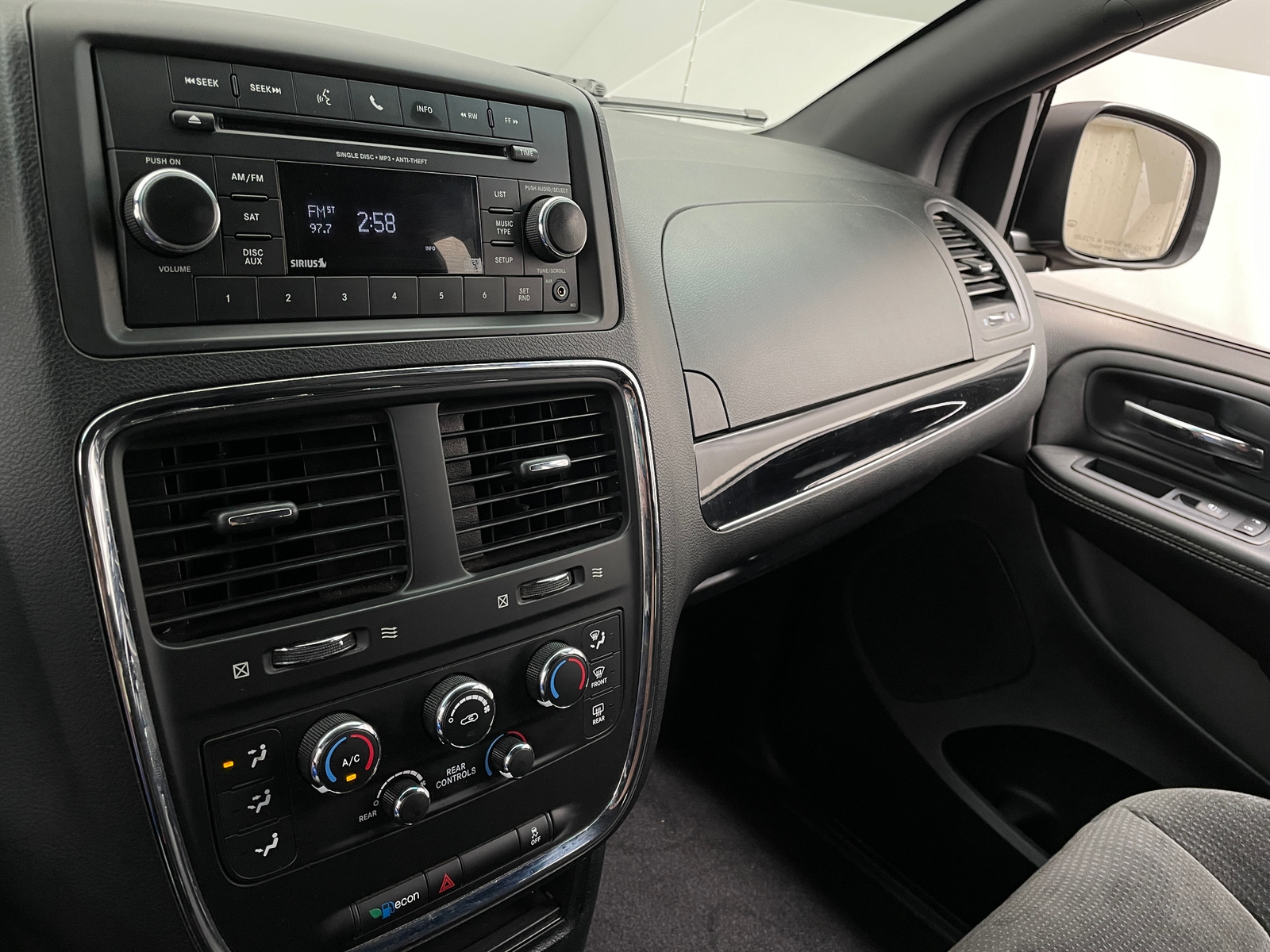 Thumbnail: 2017 Dodge Grand Caravan - 4