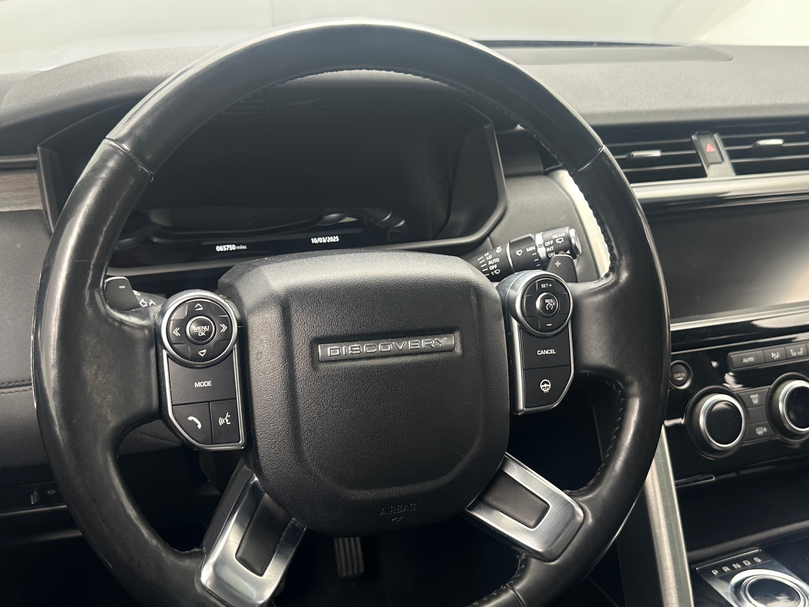 Thumbnail: 2018 Land Rover Discovery - 4