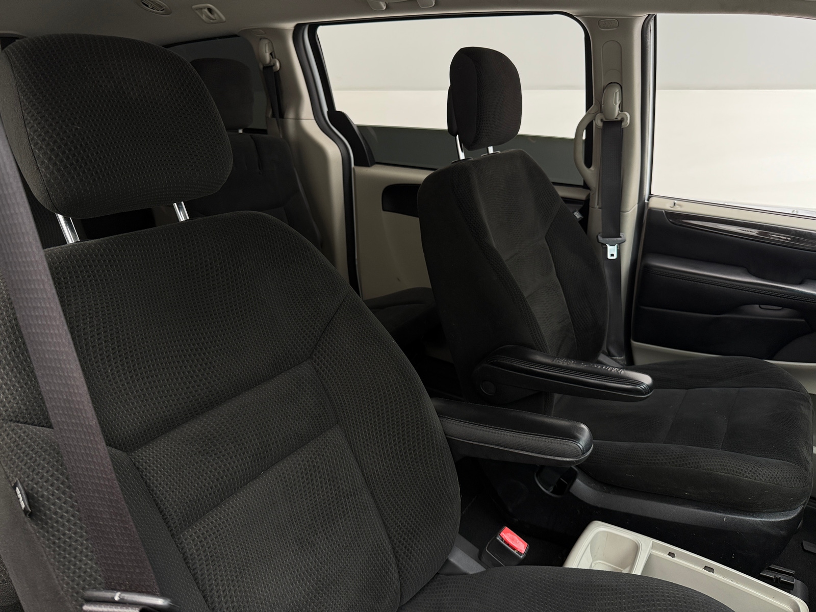 Thumbnail: 2016 Dodge Grand Caravan - 2
