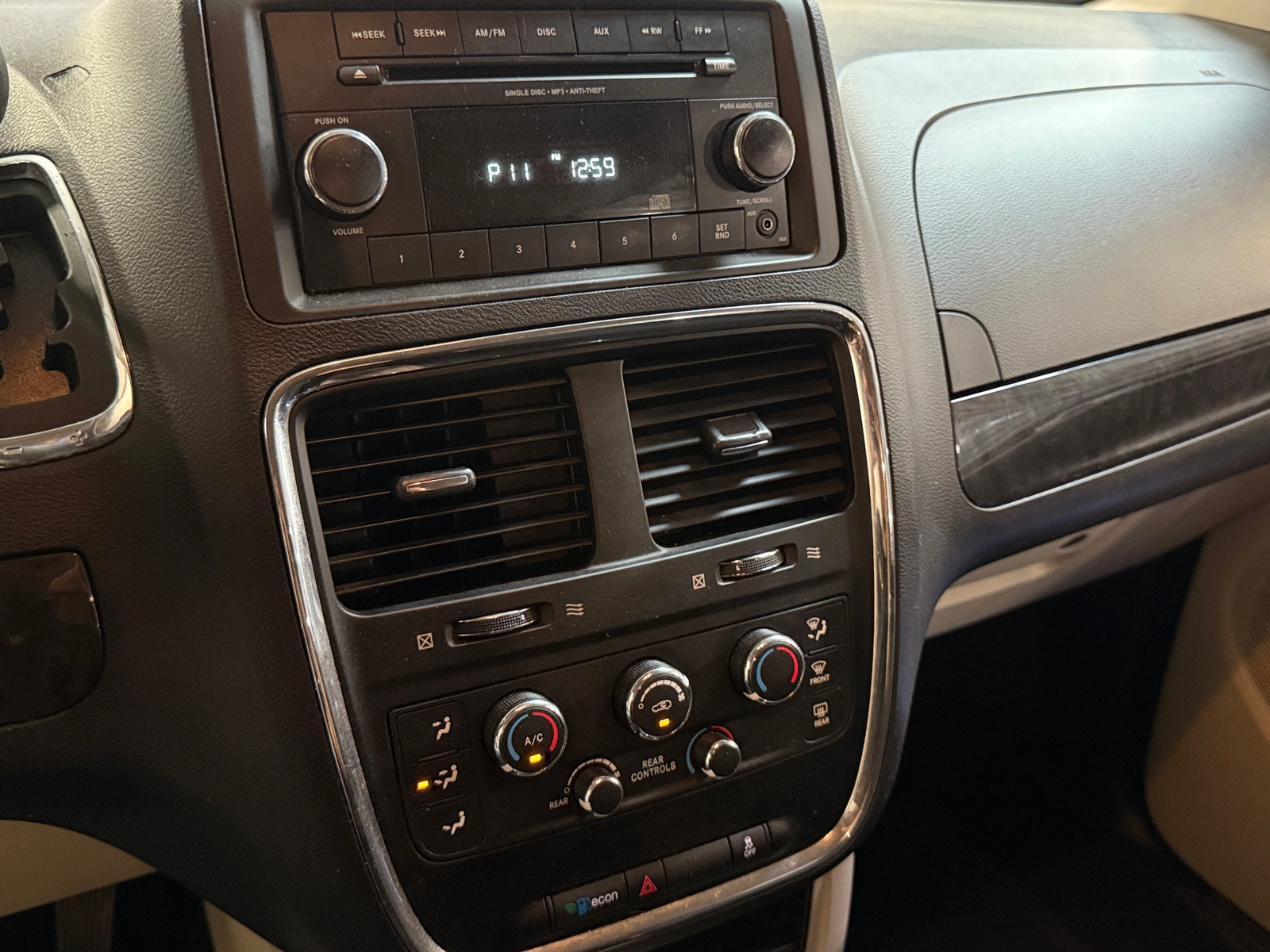 Thumbnail: 2016 Dodge Grand Caravan - 4