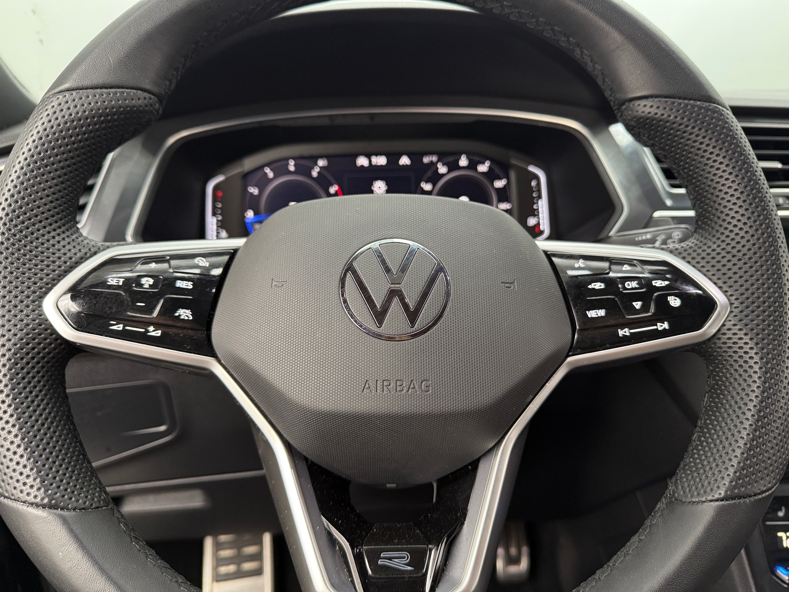 Thumbnail: 2022 Volkswagen Tiguan - 4