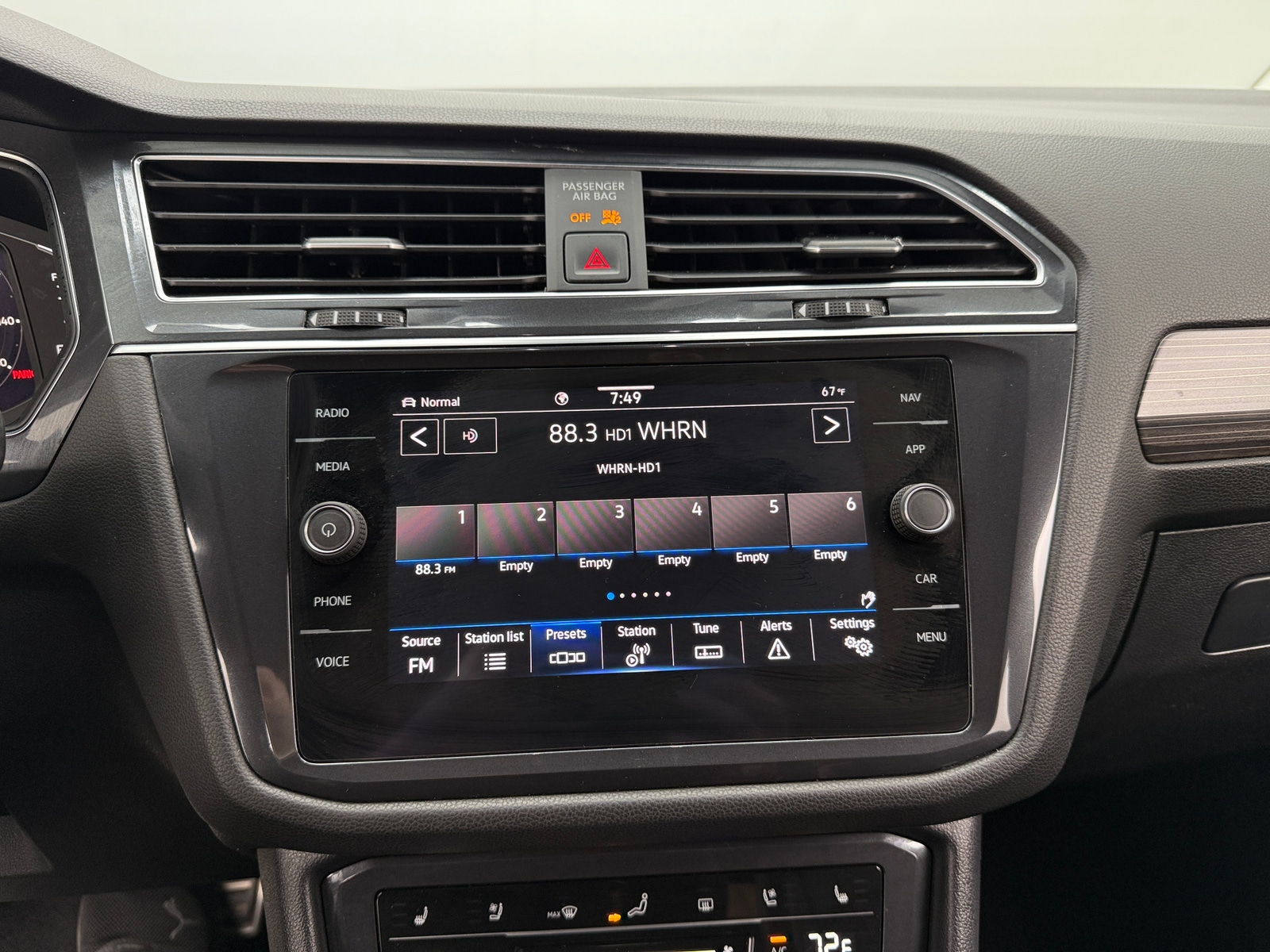 Thumbnail: 2022 Volkswagen Tiguan - 3
