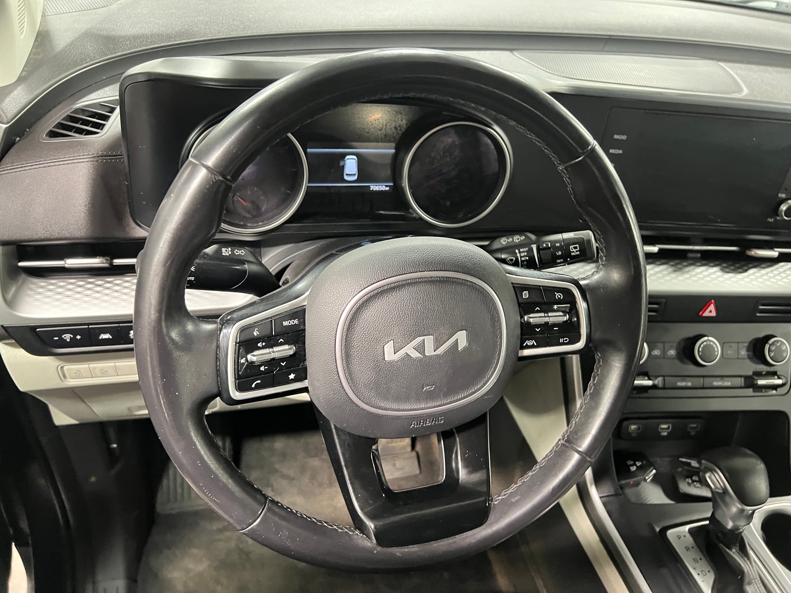 Thumbnail: 2023 Kia Carnival - 4