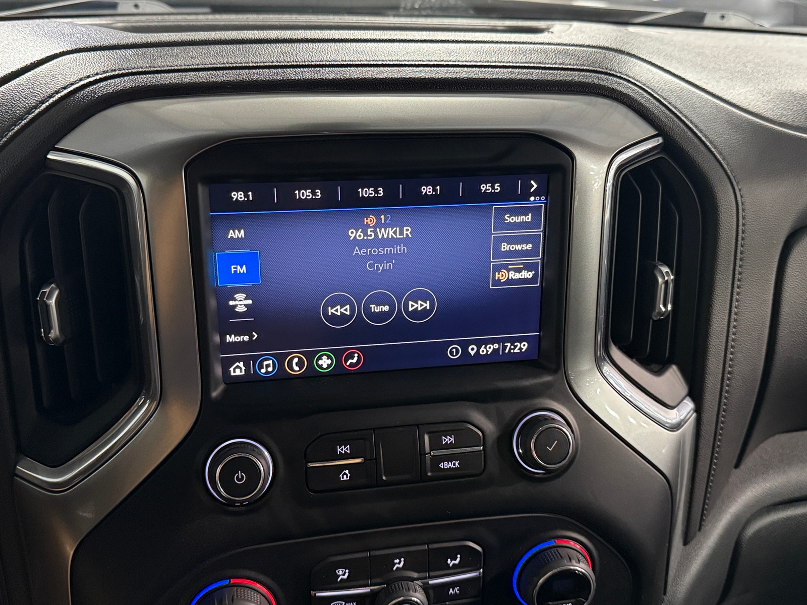 Thumbnail: 2020 Chevrolet Silverado 1500 - 4